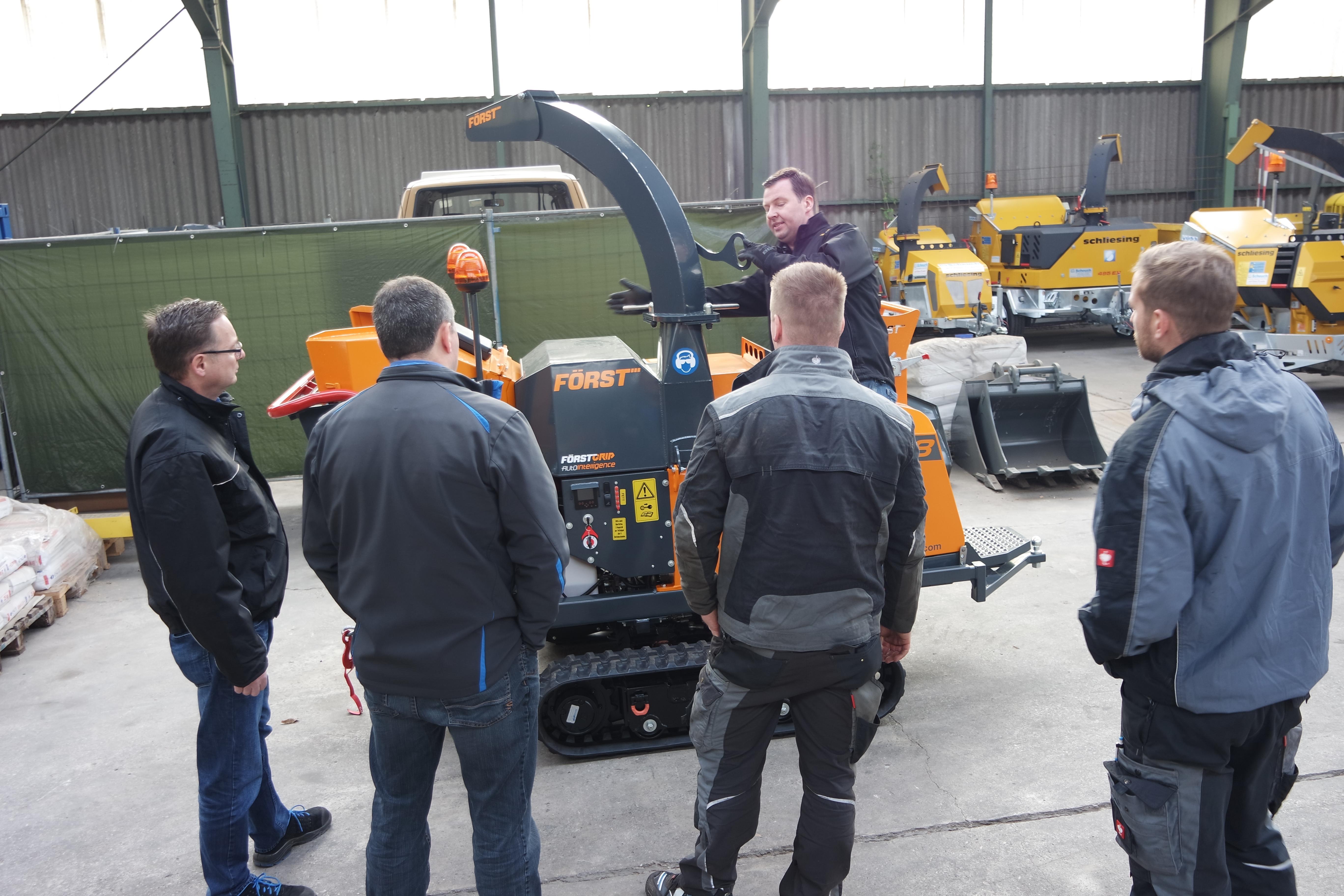 Först TR8 Raupenhäcksler Häcksler Raupenfahrwerk Miete Vermietung Mietpark