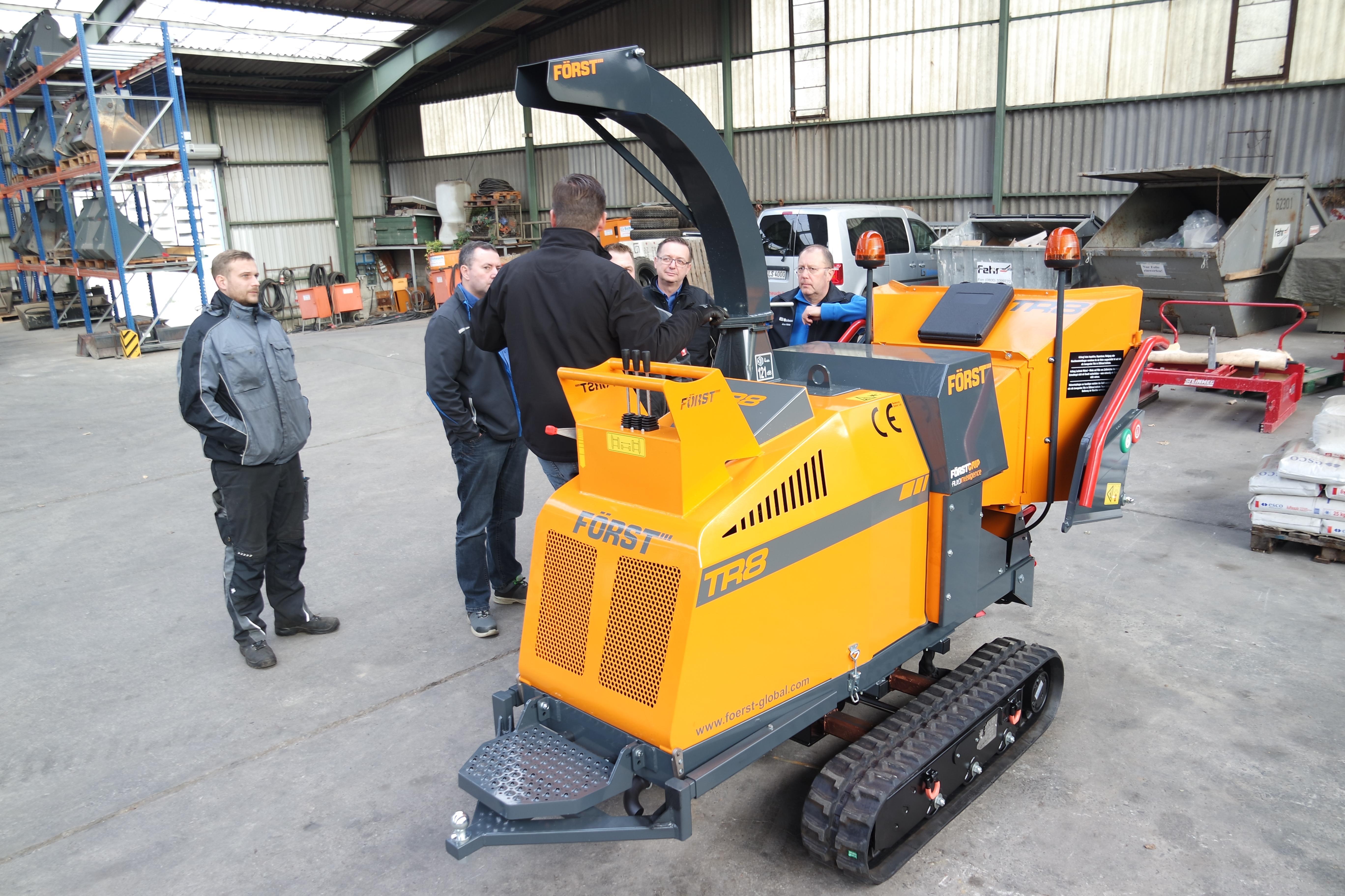 Först TR8 Raupenhäcksler Häcksler Raupenfahrwerk Miete Vermietung Mietpark