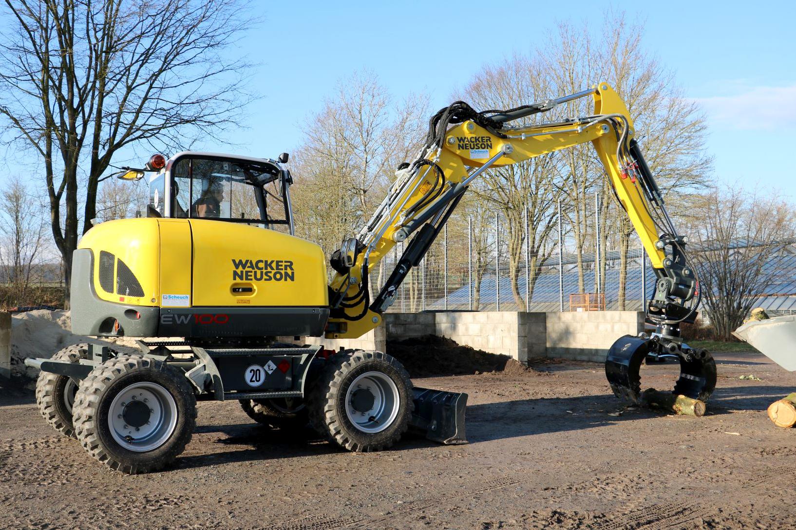 Mobilbagger Wacker Neuson EW100 mit DMS-Sortiergreifer SG9050 im Einsatz beim Kolping-Berufsbildungswerk Brakel