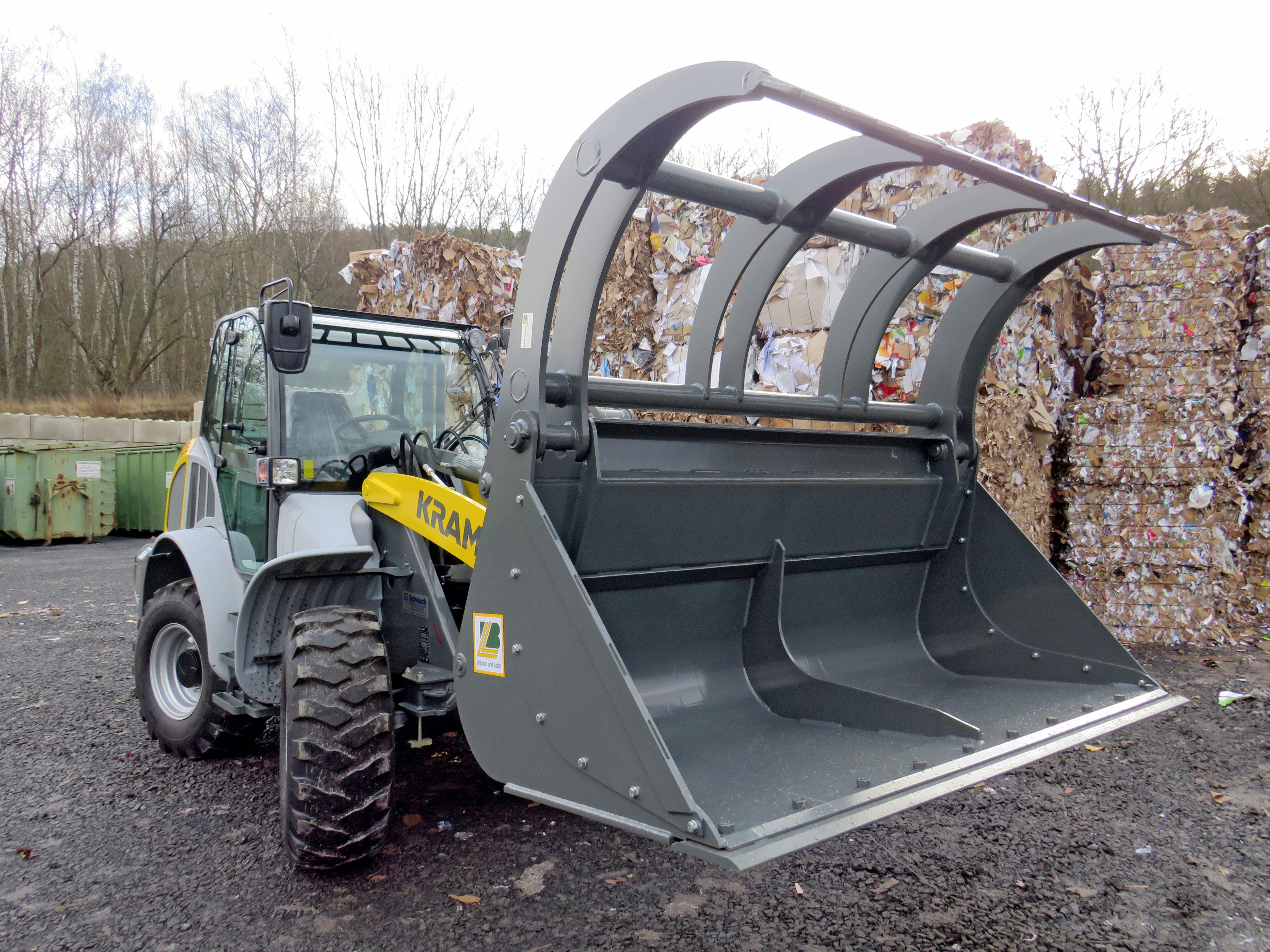 Übergabe Kramer Radlader 8105 mit Bressel und Lade Entsorgungsschaufel an Heil Recycling aus Witzenhausen