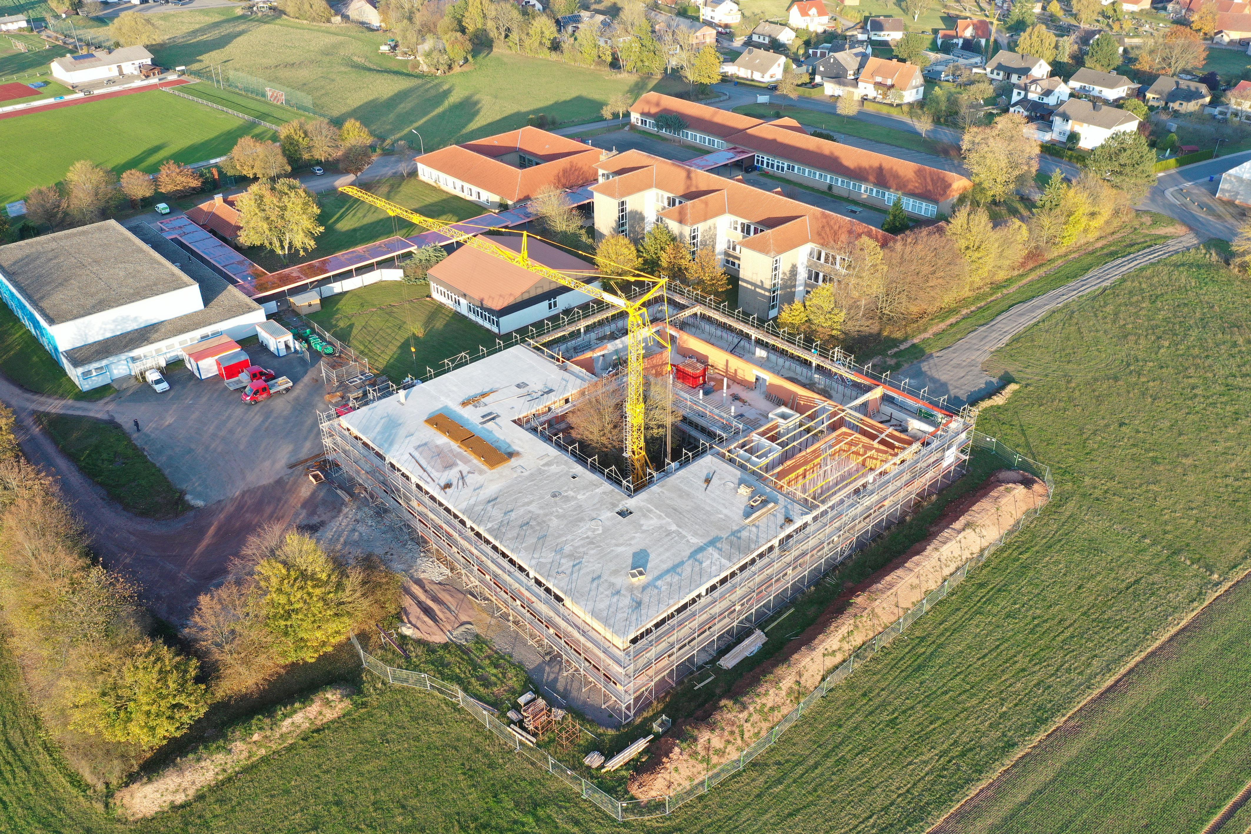 Untendreherkran Potain Igo T 85 im Einsatz bei der Arbeitsgemeinschaft Dehnert und Dezimbalka auf der Baustelle der Grundschule Sachsenhausen