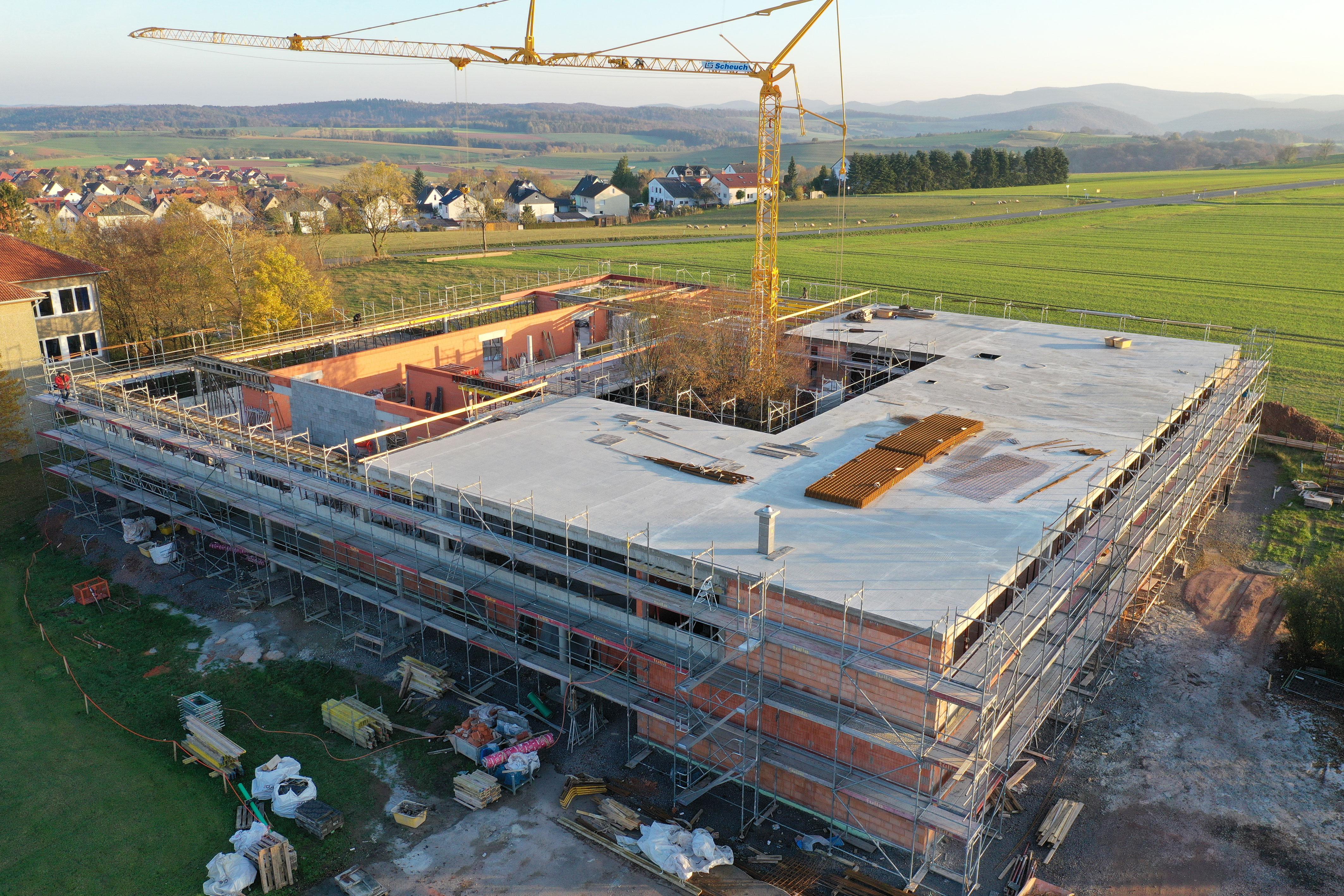 Untendreherkran Potain Igo T 85 im Einsatz bei der Arbeitsgemeinschaft Dehnert und Dezimbalka auf der Baustelle der Grundschule Sachsenhausen