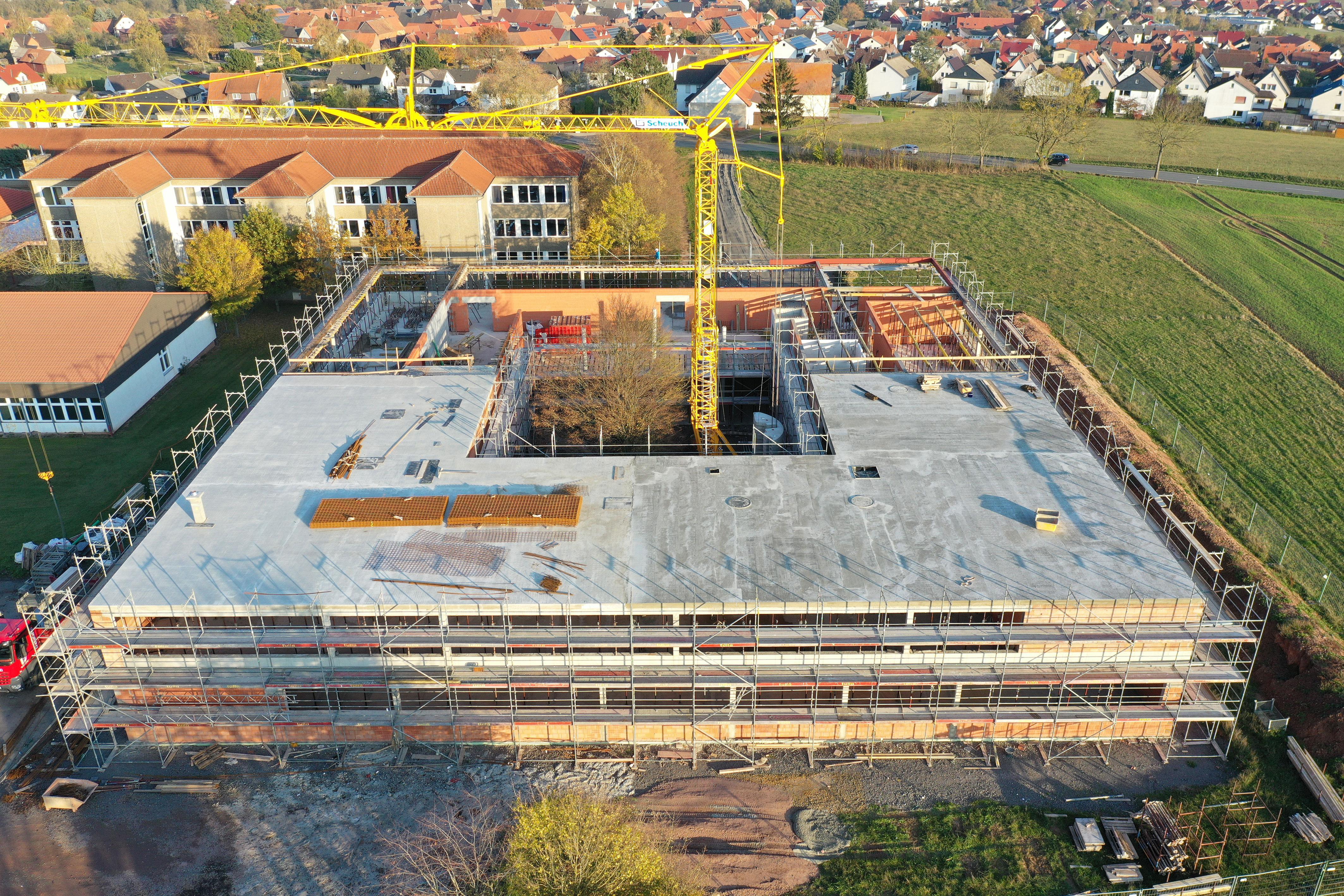Untendreherkran Potain Igo T 85 im Einsatz bei der Arbeitsgemeinschaft Dehnert und Dezimbalka auf der Baustelle der Grundschule Sachsenhausen