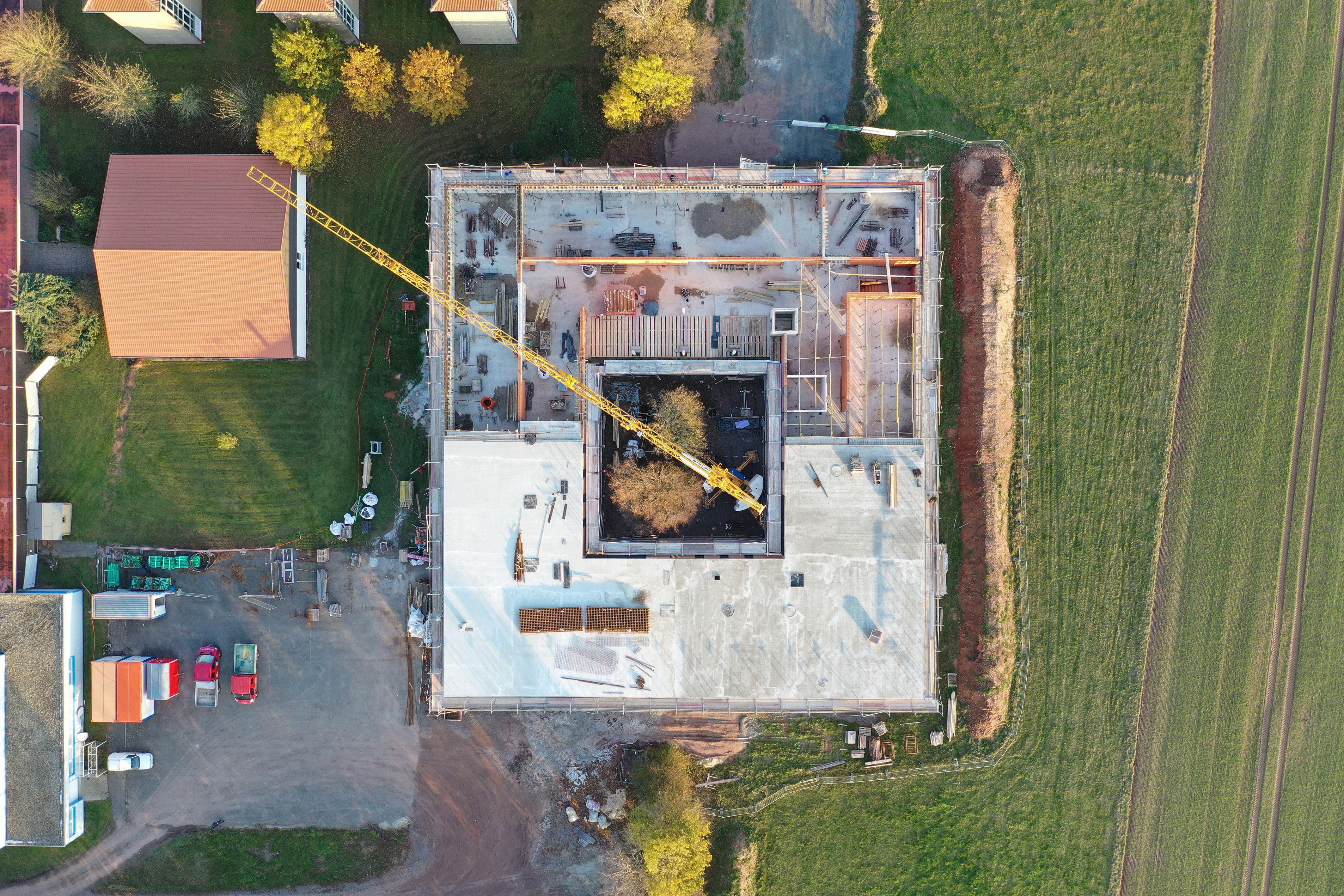 Untendreherkran Potain Igo T 85 im Einsatz bei der Arbeitsgemeinschaft Dehnert und Dezimbalka auf der Baustelle der Grundschule Sachsenhausen