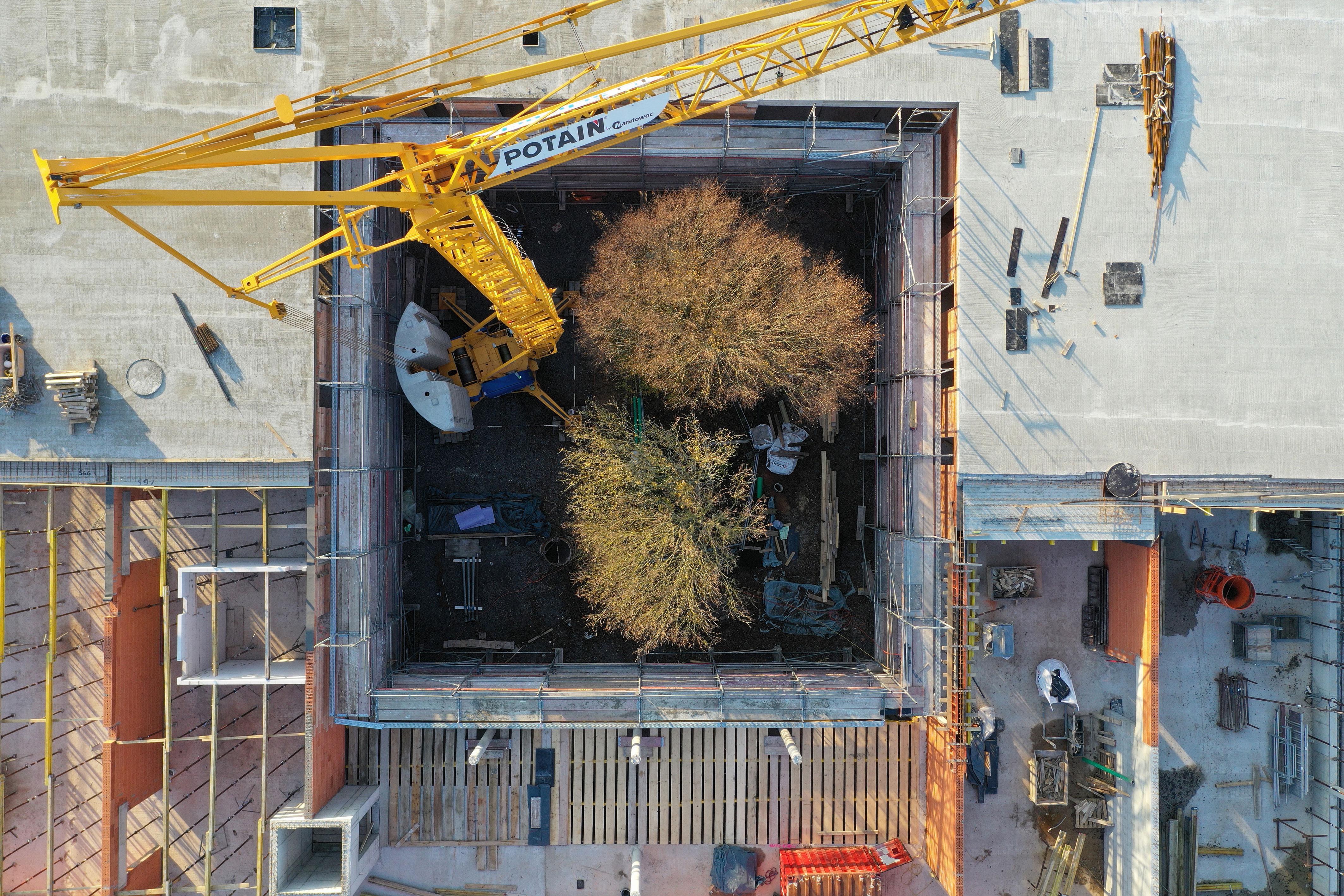 Untendreherkran Potain Igo T 85 im Einsatz bei der Arbeitsgemeinschaft Dehnert und Dezimbalka auf der Baustelle der Grundschule Sachsenhausen