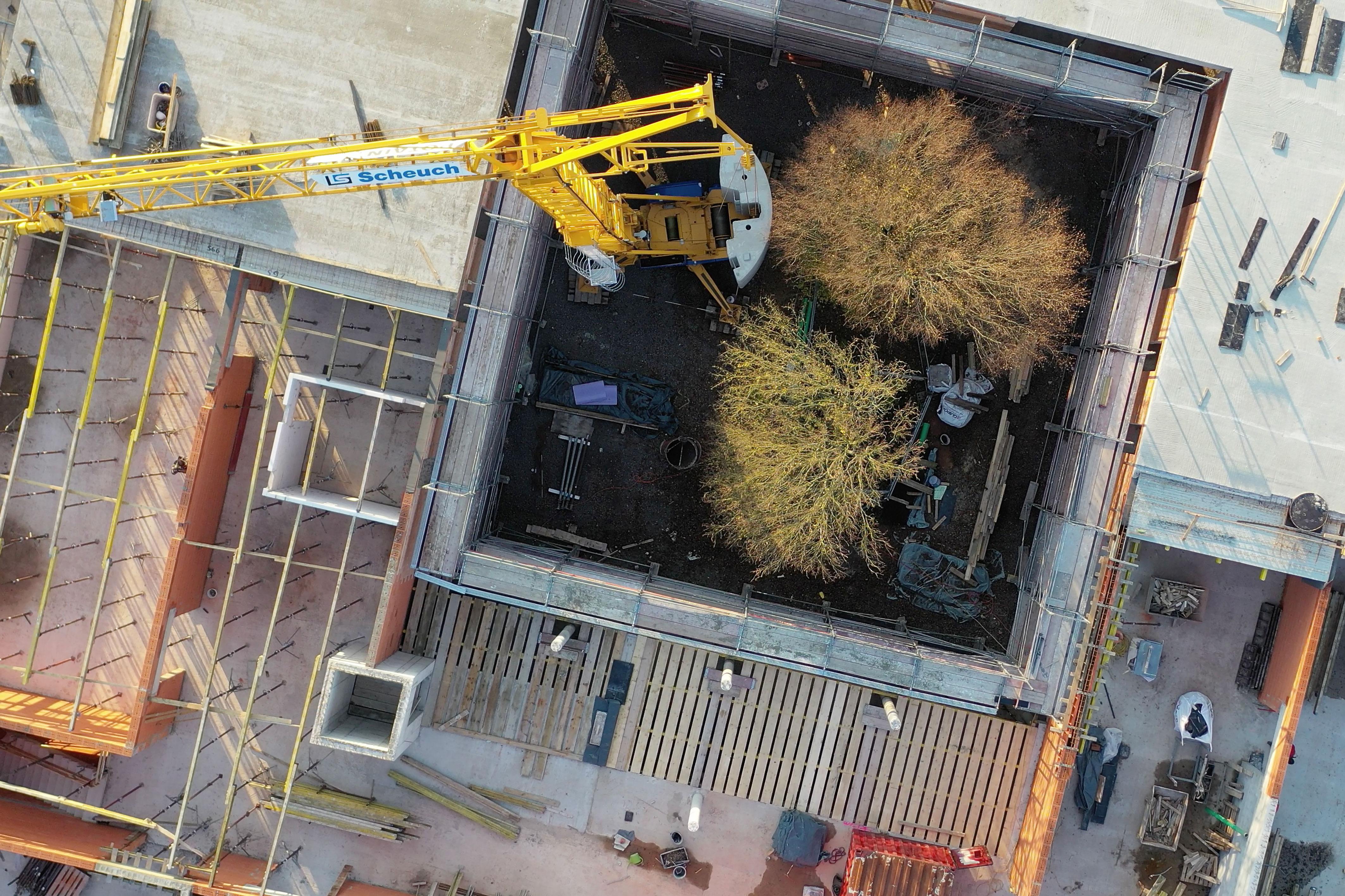 Untendreherkran Potain Igo T 85 im Einsatz bei der Arbeitsgemeinschaft Dehnert und Dezimbalka auf der Baustelle der Grundschule Sachsenhausen