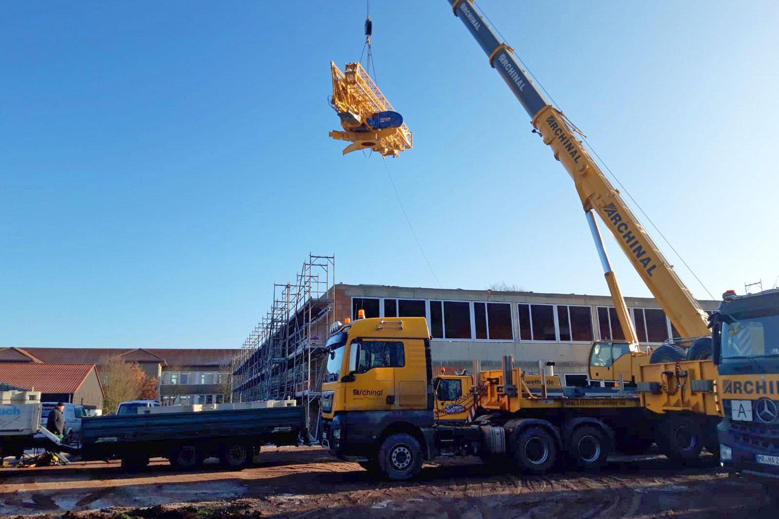 Untendreherkran Potain Igo T 85 im Einsatz bei der Arbeitsgemeinschaft Dehnert und Dezimbalka auf der Baustelle der Grundschule Sachsenhausen