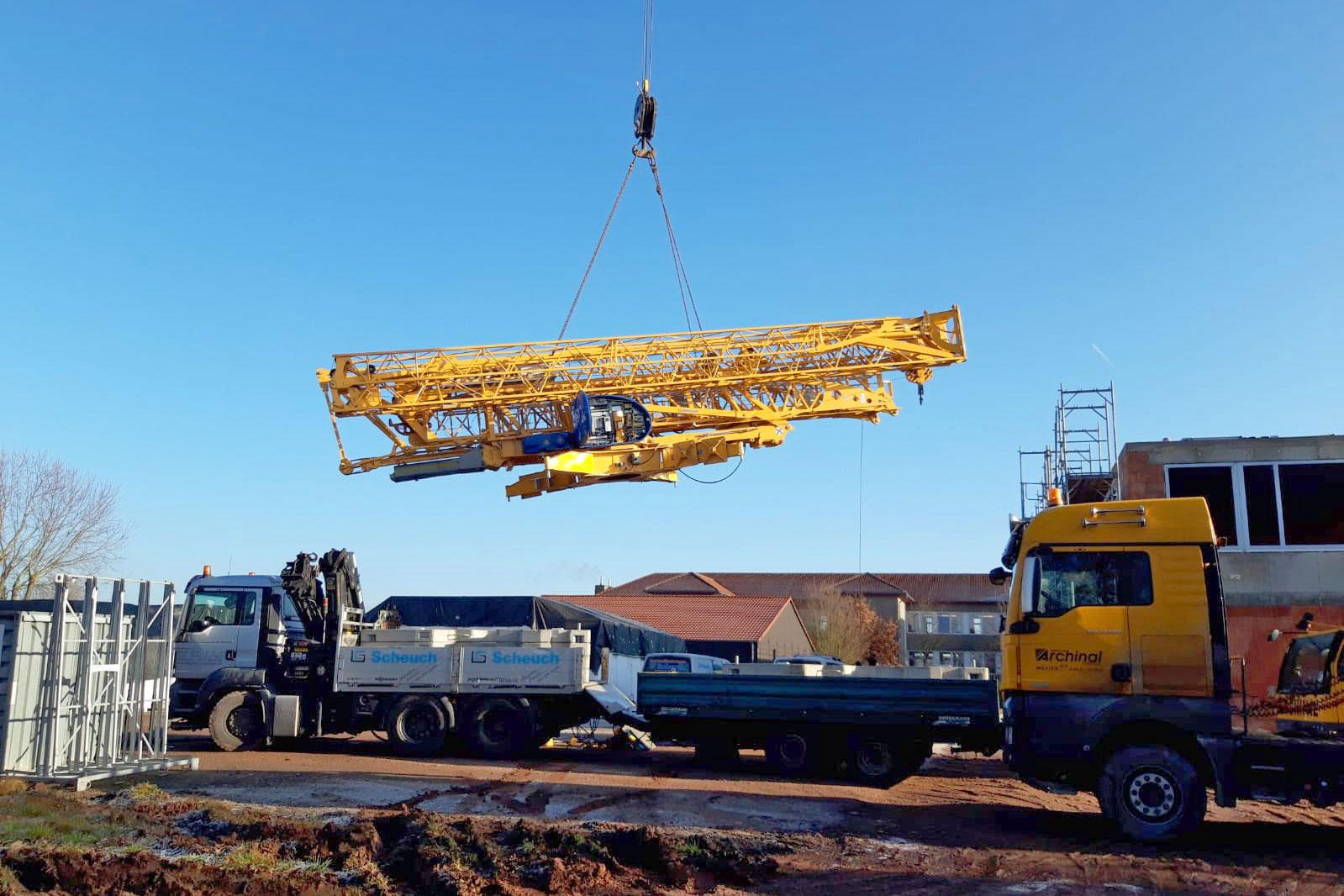 Untendreherkran Potain Igo T 85 im Einsatz bei der Arbeitsgemeinschaft Dehnert und Dezimbalka auf der Baustelle der Grundschule Sachsenhausen