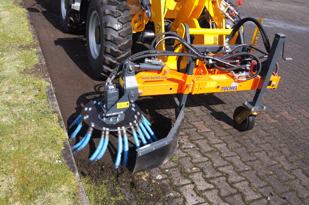 Maschinengeführte Wildkrautbürste Tuchel WB 750 im Einsatz