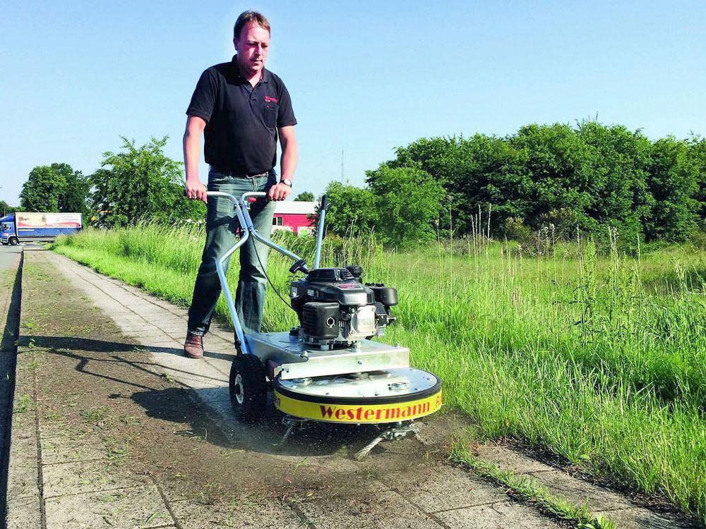 Handgeführte Wildkrautbürste Westermann WKB 660 Honda im Einsatz