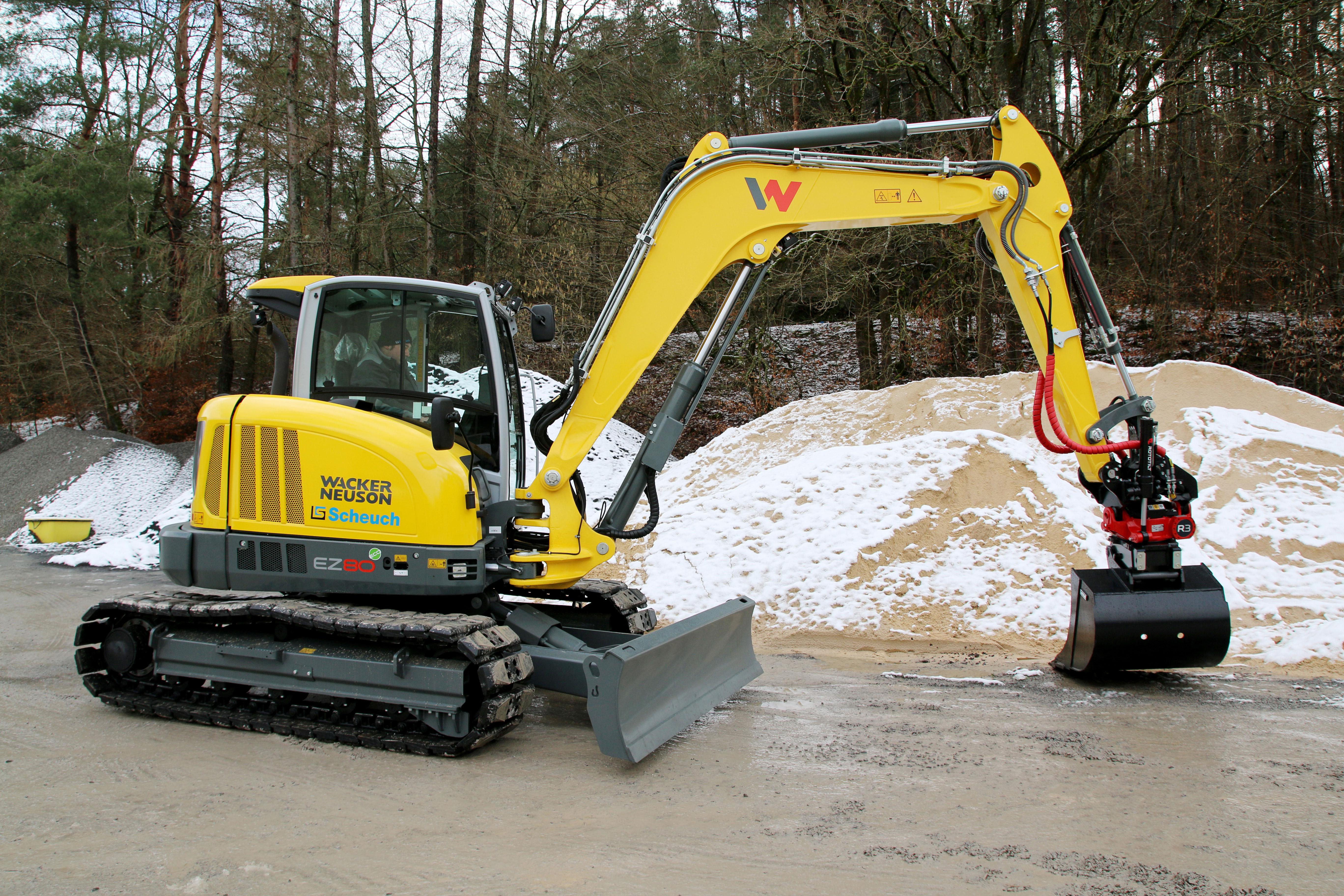 Übergabe Zero Tail Kettenbagger Wacker Neuson EZ80 mit Rototilt R3 Schwenkrotator an Theo Hahn aus Zeitlofs