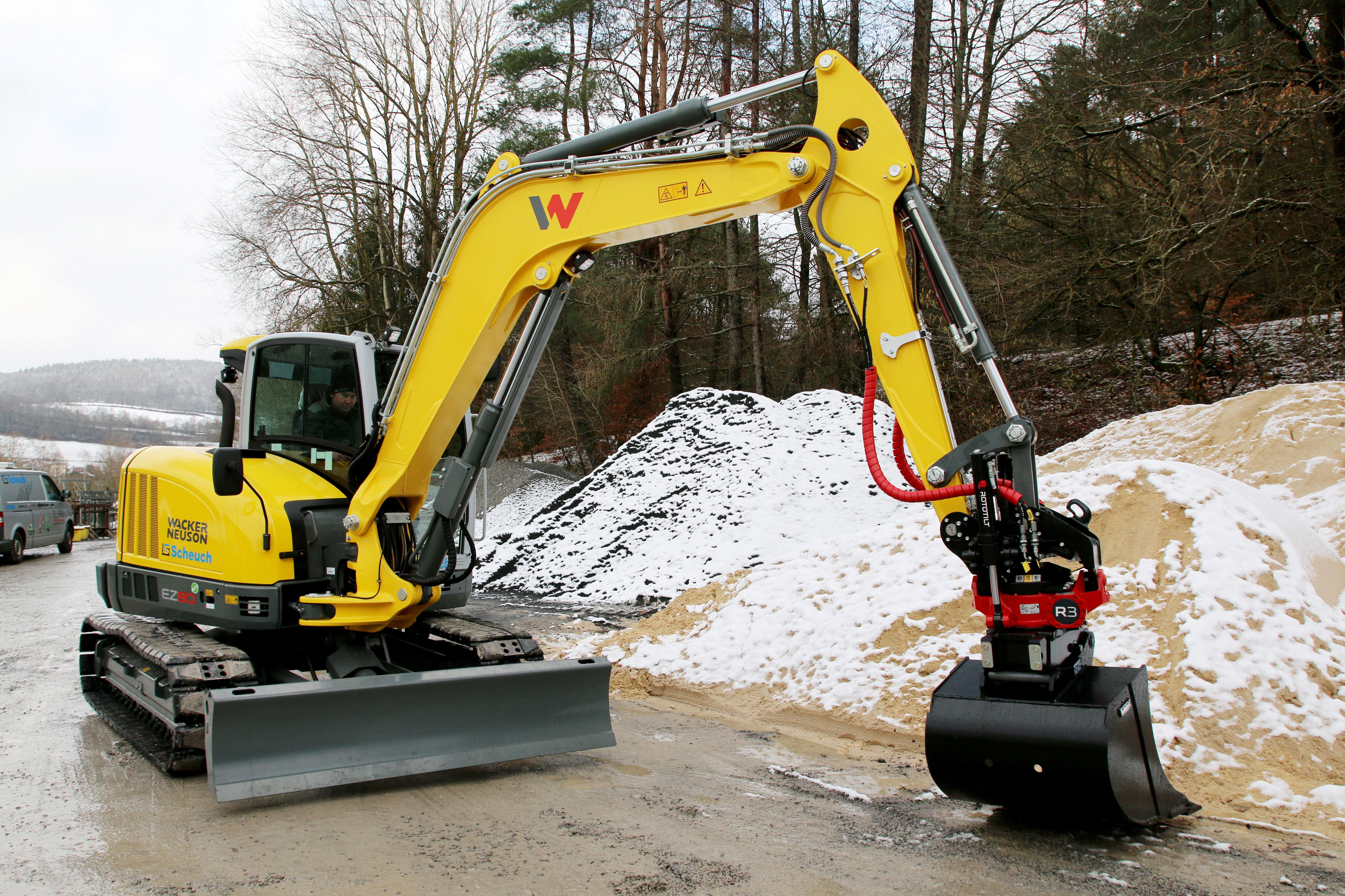 Übergabe Zero Tail Kettenbagger Wacker Neuson EZ80 mit Rototilt R3 Schwenkrotator an Theo Hahn aus Zeitlofs