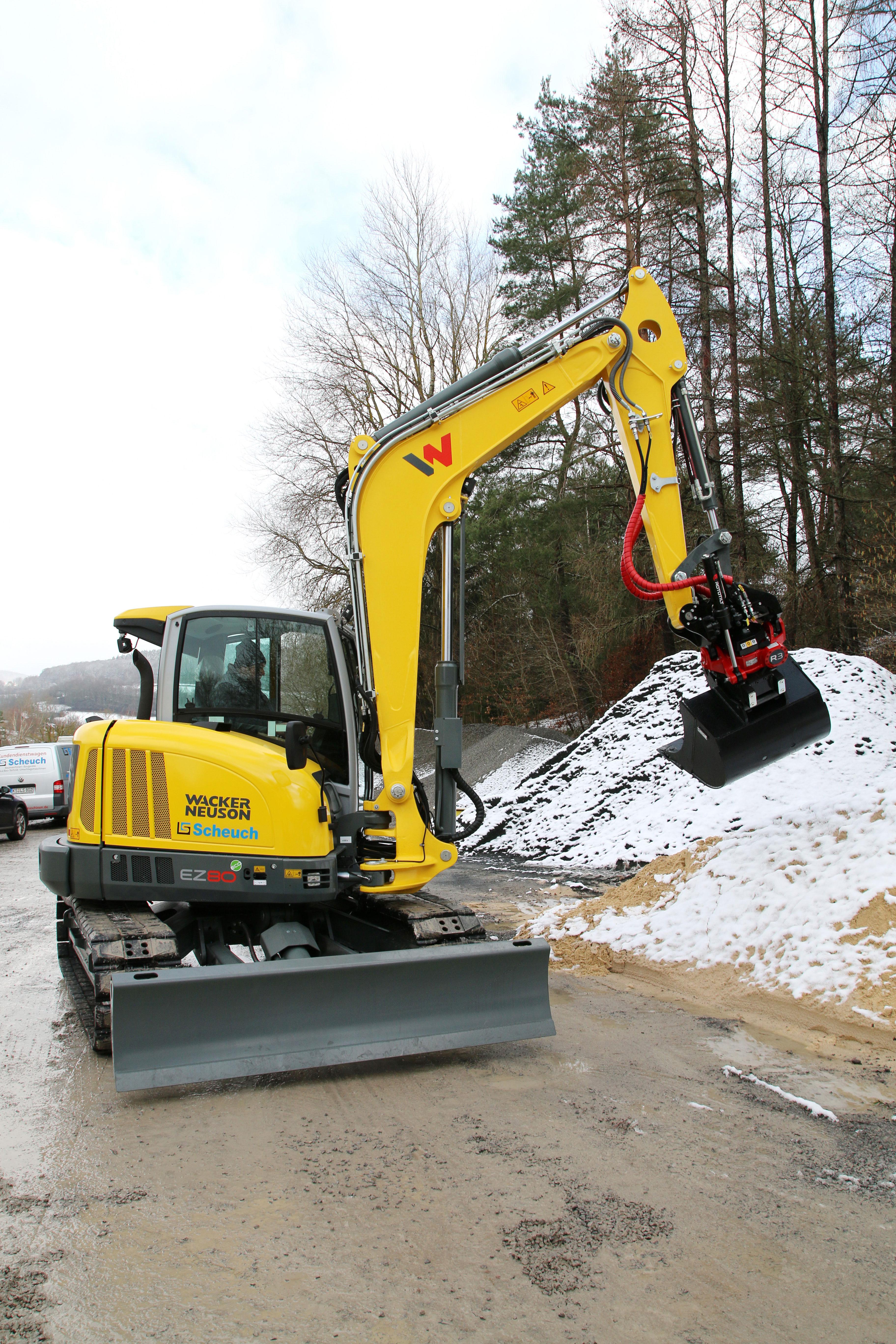 Übergabe Zero Tail Kettenbagger Wacker Neuson EZ80 mit Rototilt R3 Schwenkrotator an Theo Hahn aus Zeitlofs