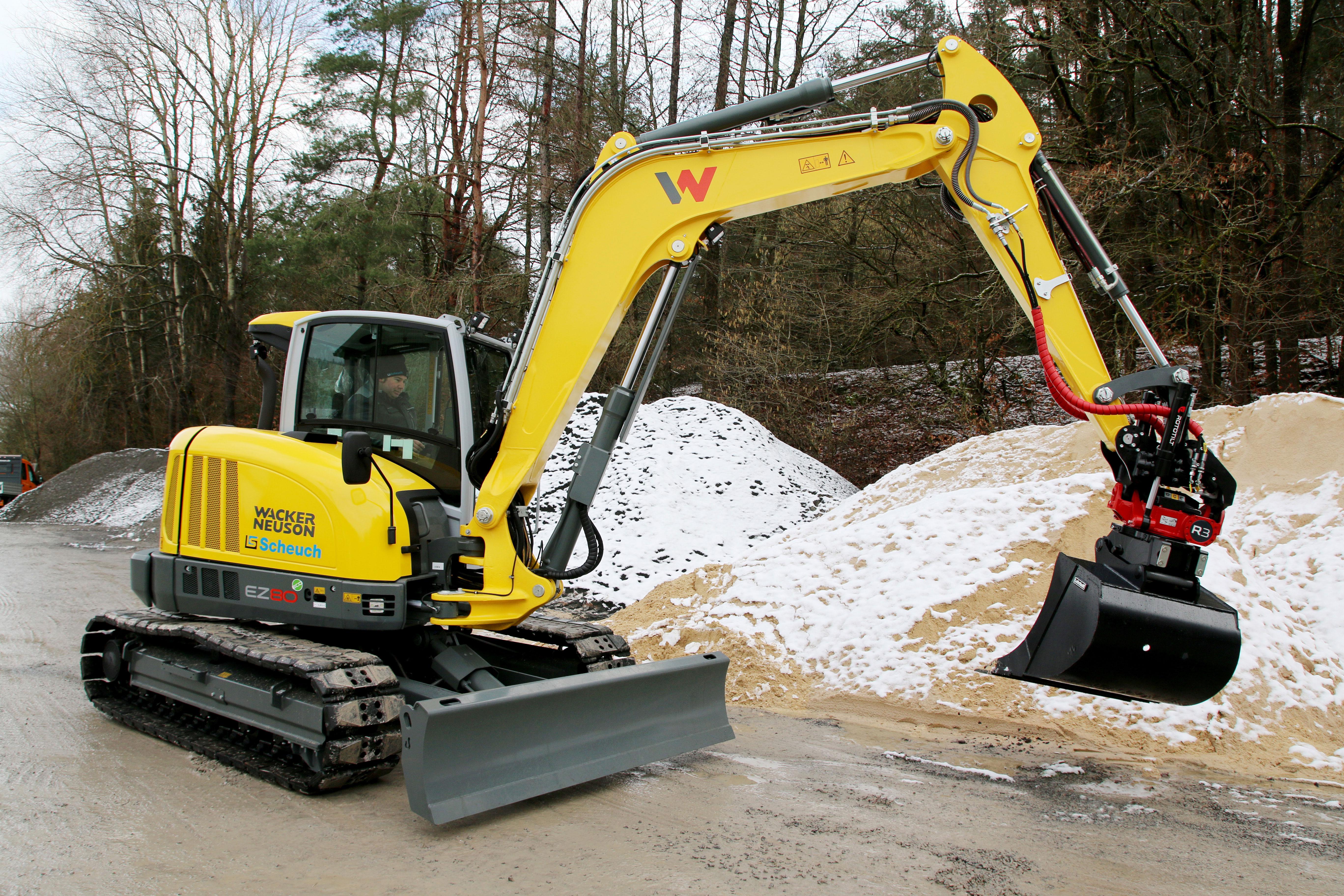 Übergabe Zero Tail Kettenbagger Wacker Neuson EZ80 mit Rototilt R3 Schwenkrotator an Theo Hahn aus Zeitlofs
