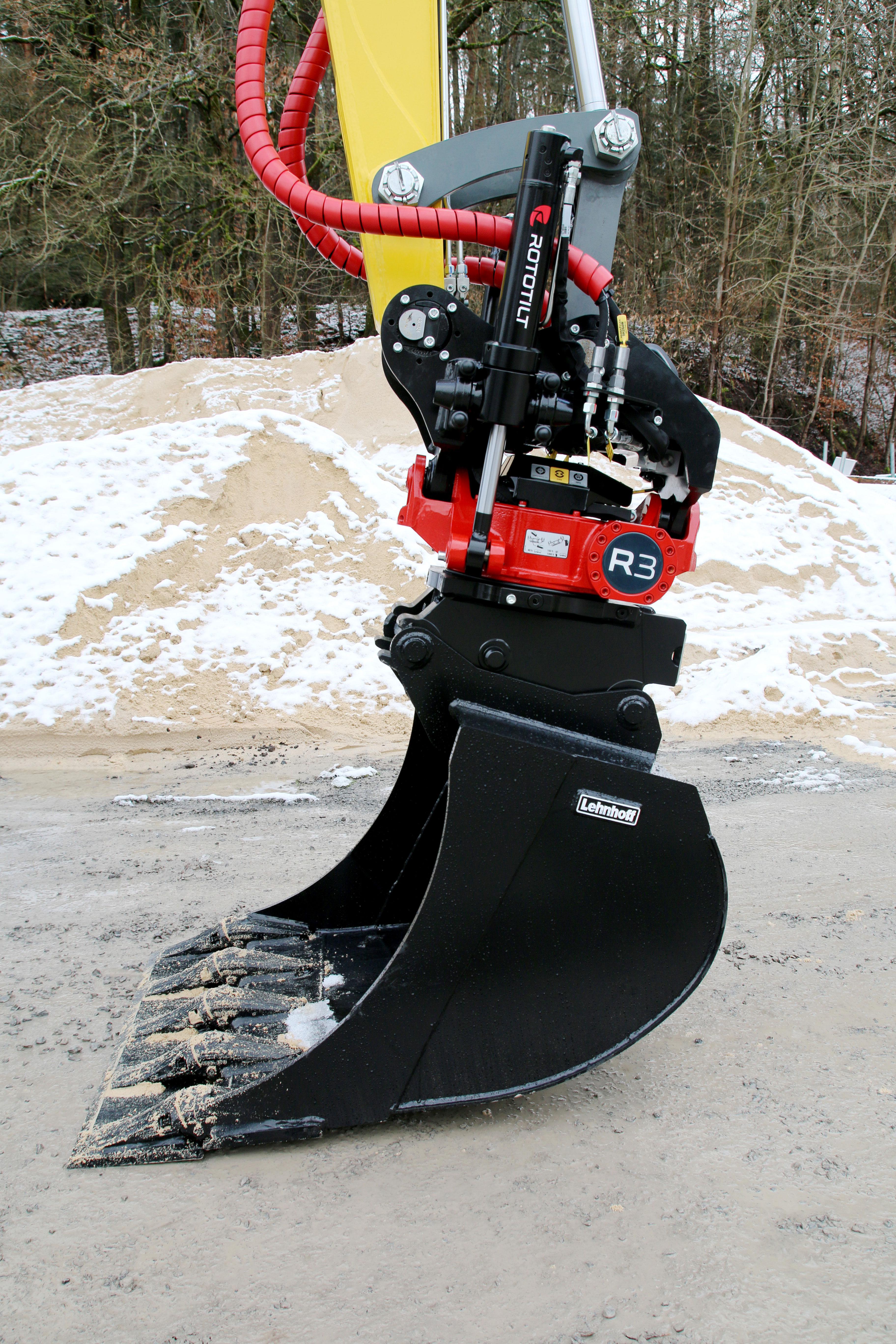 Übergabe Zero Tail Kettenbagger Wacker Neuson EZ80 mit Rototilt R3 Schwenkrotator an Theo Hahn aus Zeitlofs
