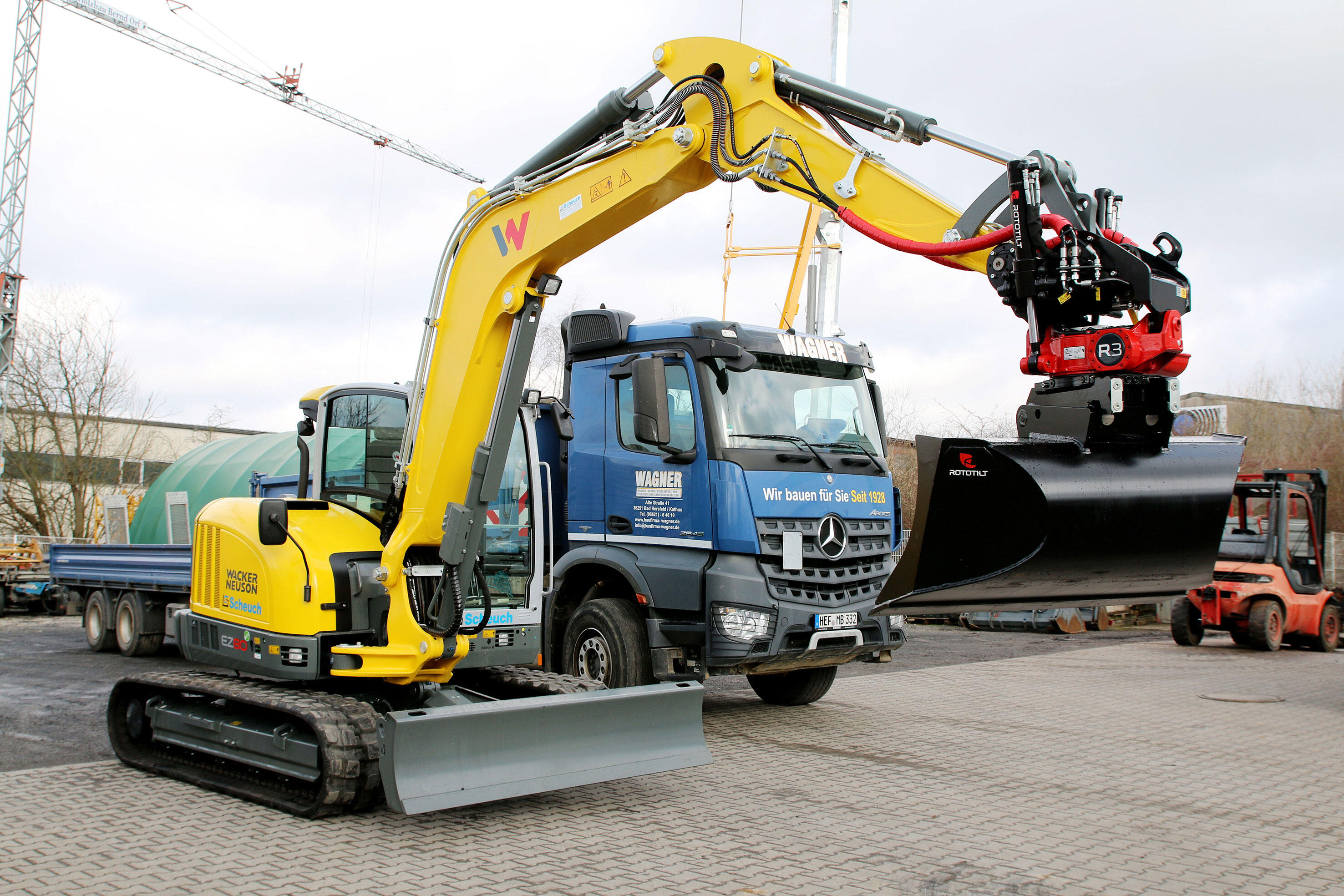Übergabe Zero Tail Kettenbagger Wacker Neuson EZ80 mit Rototilt R3 Schwenkrotator an Bauunternehmen Wagner aus Bad Hersfeld