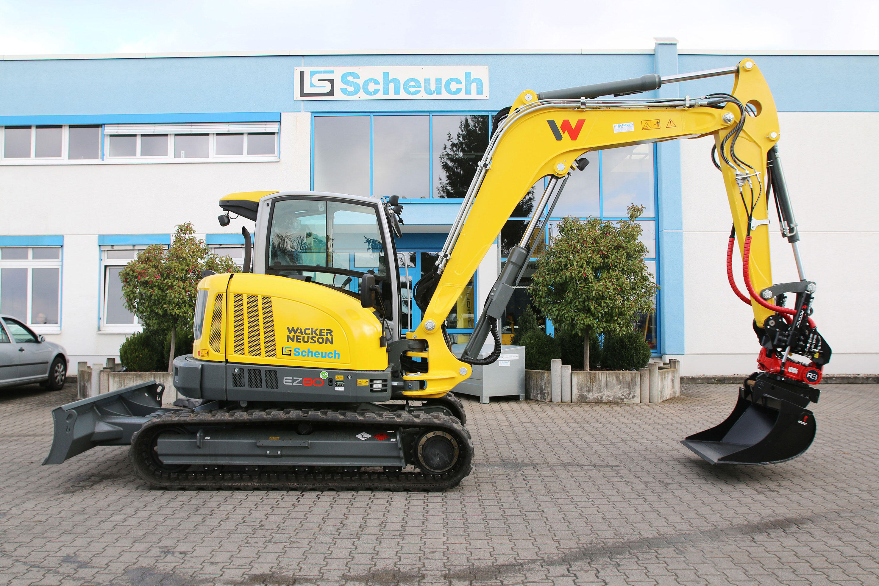 Übergabe Zero Tail Kettenbagger Wacker Neuson EZ80 mit Rototilt R3 Schwenkrotator an Bauunternehmen Wagner aus Bad Hersfeld