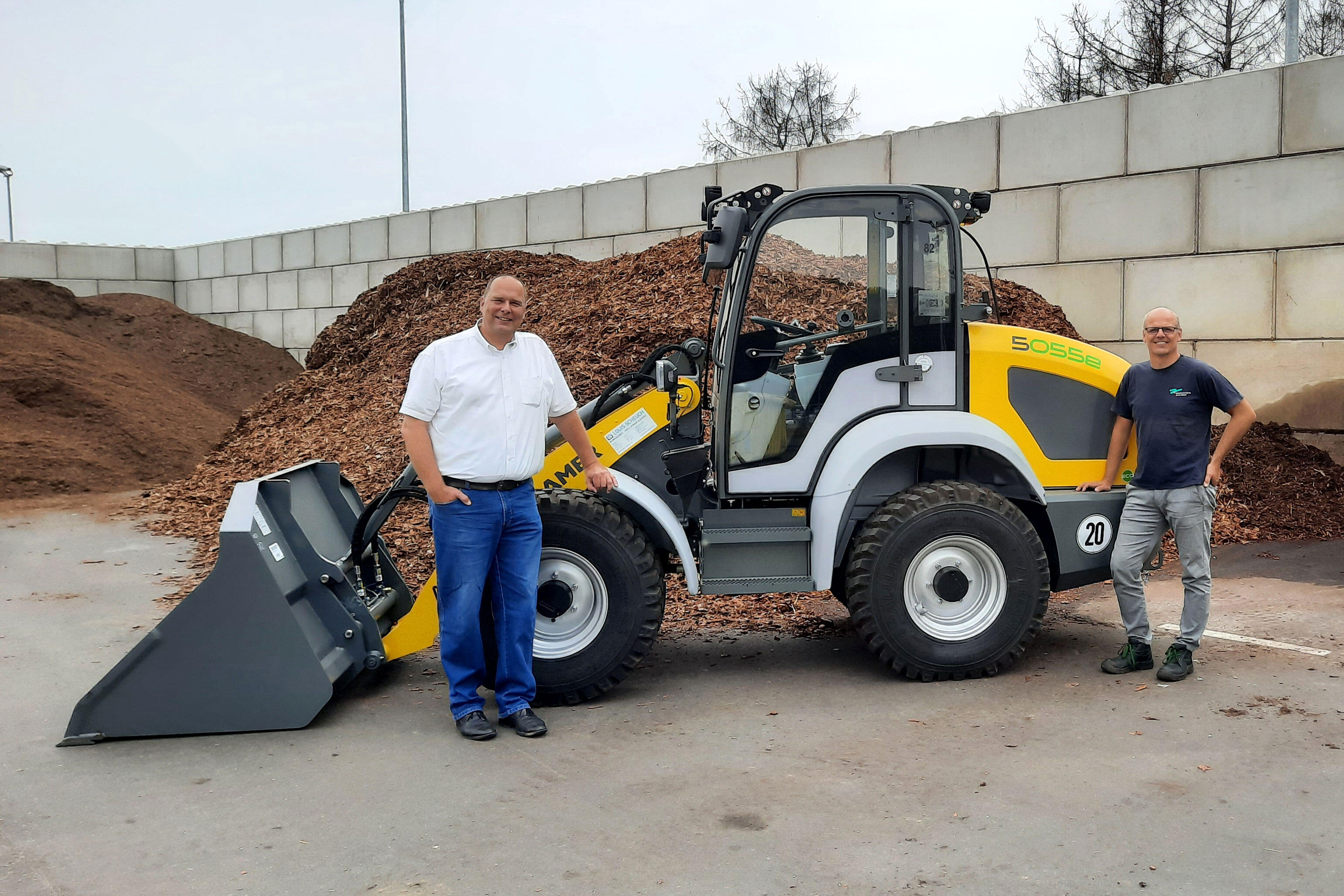 Übergabe Elektro-Radlader Kramer 5055e an Stephan Margraf von der Abfallentsorgung Kreis Kassel auf dem Hof des Entsorgungszentrums Lohfelden
