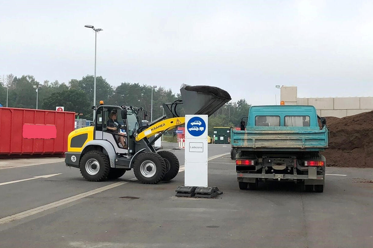 Elektro-Radlader Kramer 5055e im Einsatz auf dem Hof des Entsorgungszentrums Lohfelden, Abfallentsorgung Kreis Kassel