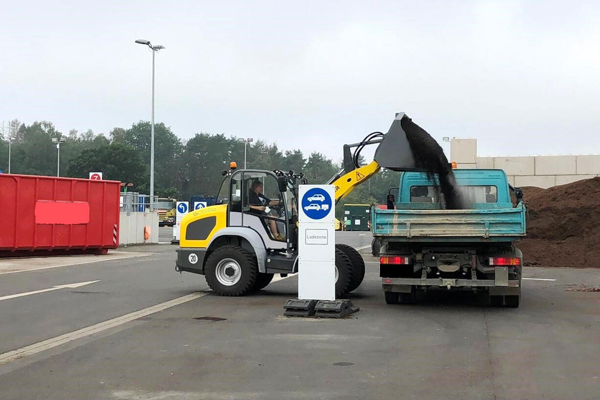 Elektro-Radlader Kramer 5055e im Einsatz auf dem Hof des Entsorgungszentrums Lohfelden, Abfallentsorgung Kreis Kassel