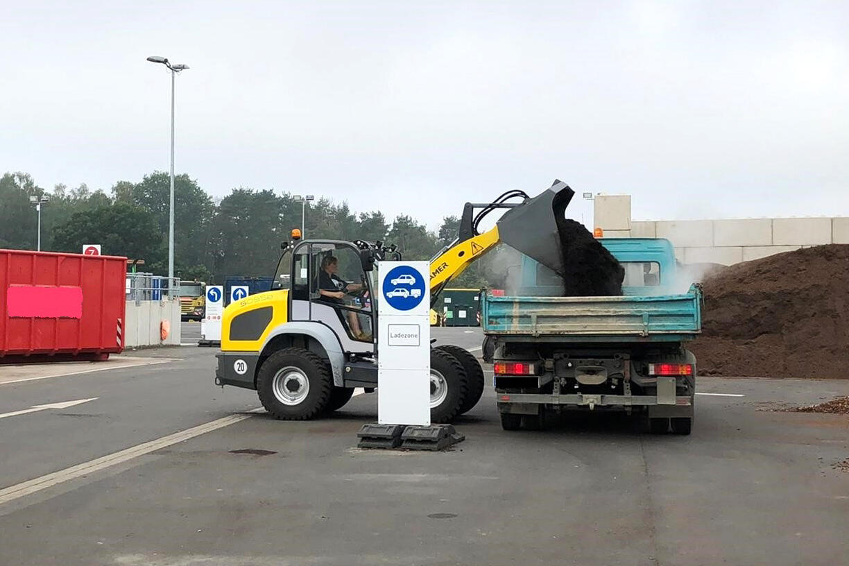 Elektro-Radlader Kramer 5055e im Einsatz auf dem Hof des Entsorgungszentrums Lohfelden, Abfallentsorgung Kreis Kassel