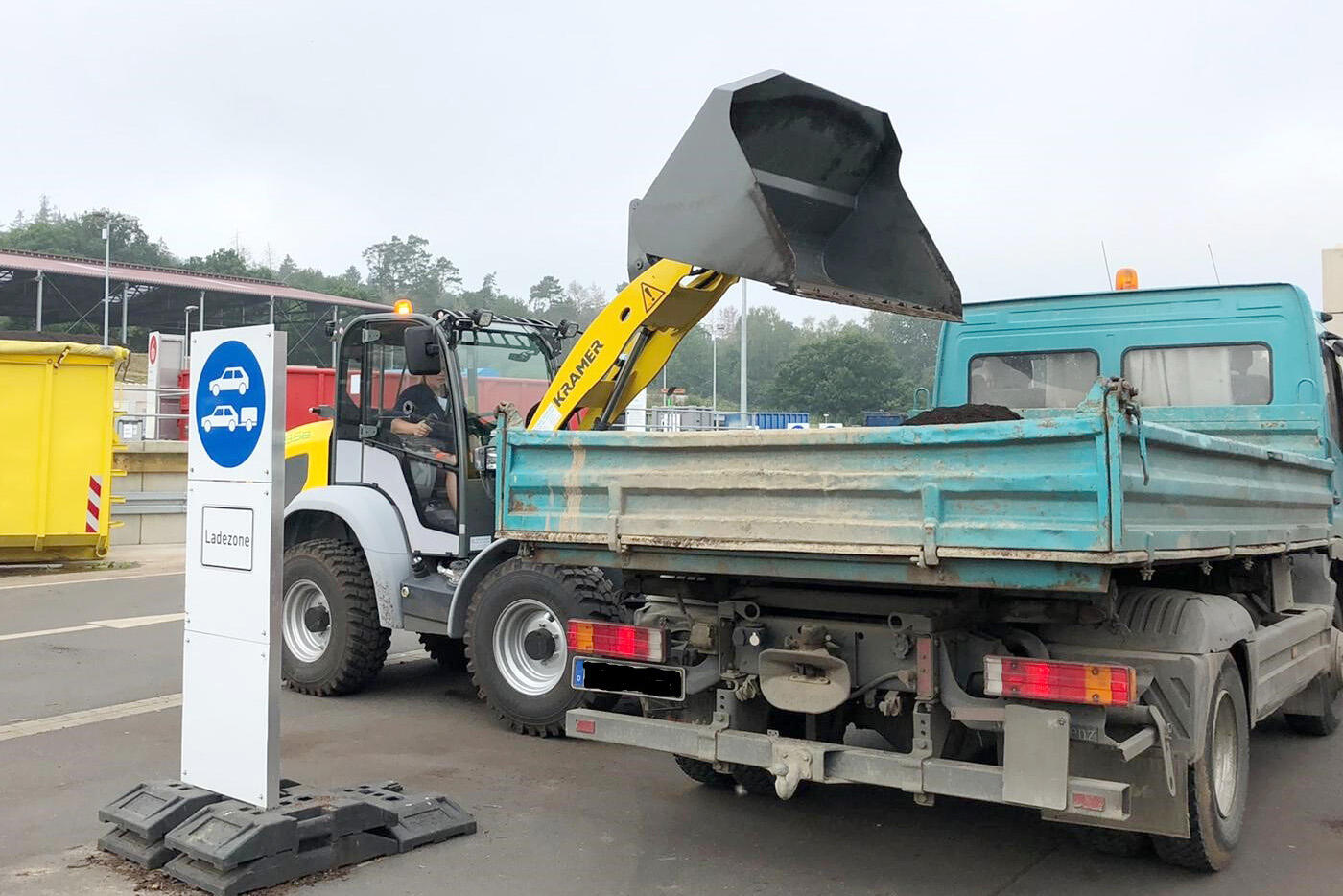 Elektro-Radlader Kramer 5055e im Einsatz auf dem Hof des Entsorgungszentrums Lohfelden, Abfallentsorgung Kreis Kassel