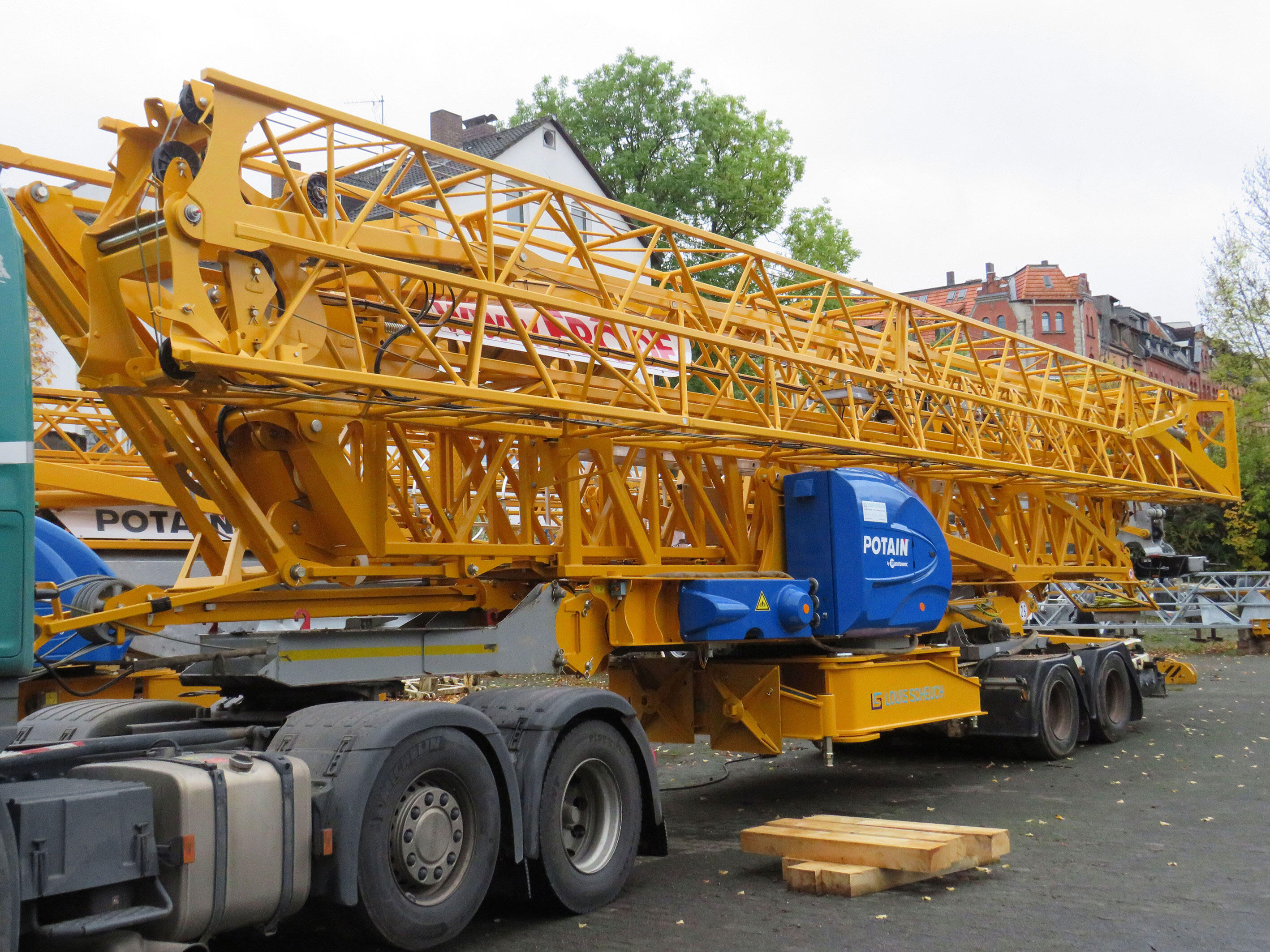 Selbstmontagekran Turmdrehkran Potain Igo T 85 für Fröde Bauunternehmung aus Homberg-Efze