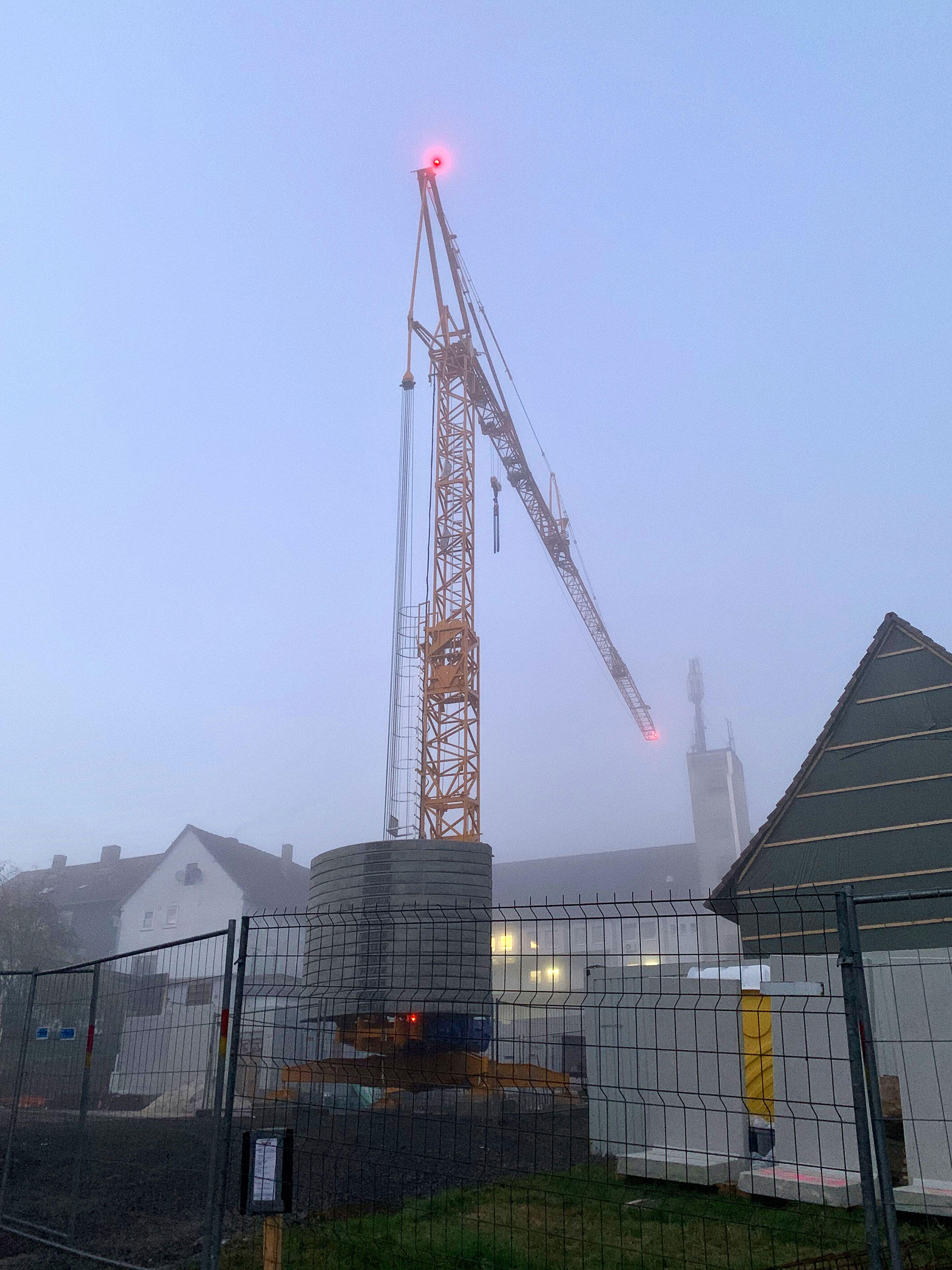 Selbstmontagekran Turmdrehkran Potain Igo T 85 im Einsatz bei Fröde Bauunternehmung in Homberg-Efze