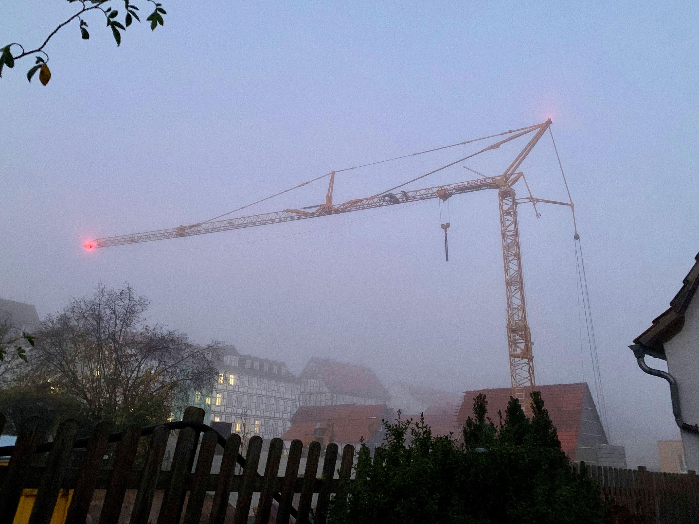 Selbstmontagekran Turmdrehkran Potain Igo T 85 im Einsatz bei Fröde Bauunternehmung in Homberg-Efze