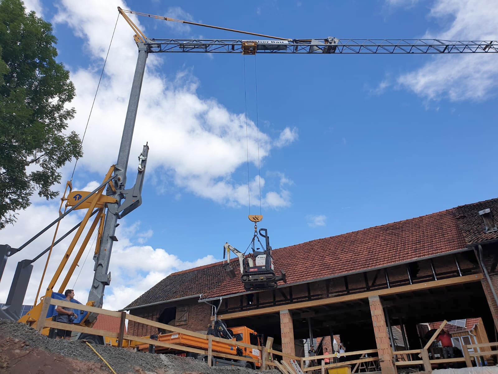 Schnelleinsatzkran Turmdrehkran Potain Igo MC 13 im Einsatz bei Weber Bau GmbH aus Bad Wildungen