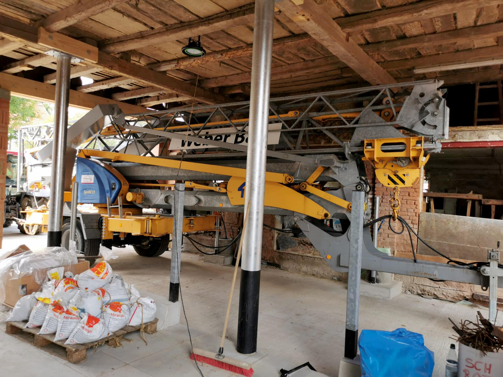 Schnelleinsatzkran Turmdrehkran Potain Igo MC 13 im Einsatz bei Weber Bau GmbH aus Bad Wildungen