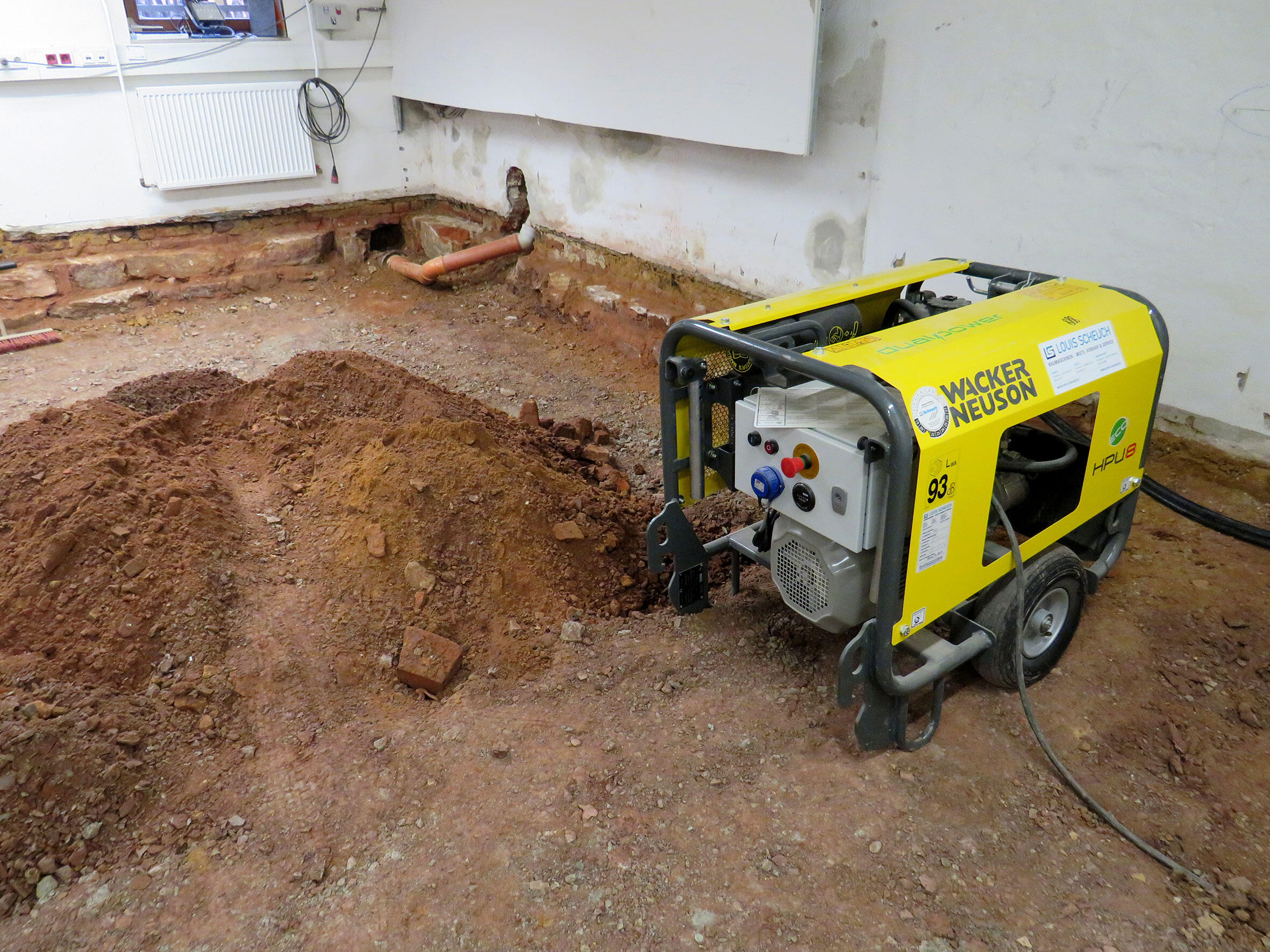 Minibagger Wacker Neuson 803 dual power mit elektro-hydraulischem Aggregat HPU8 im Einsatz bei RBW-Bau aus Schwallungen