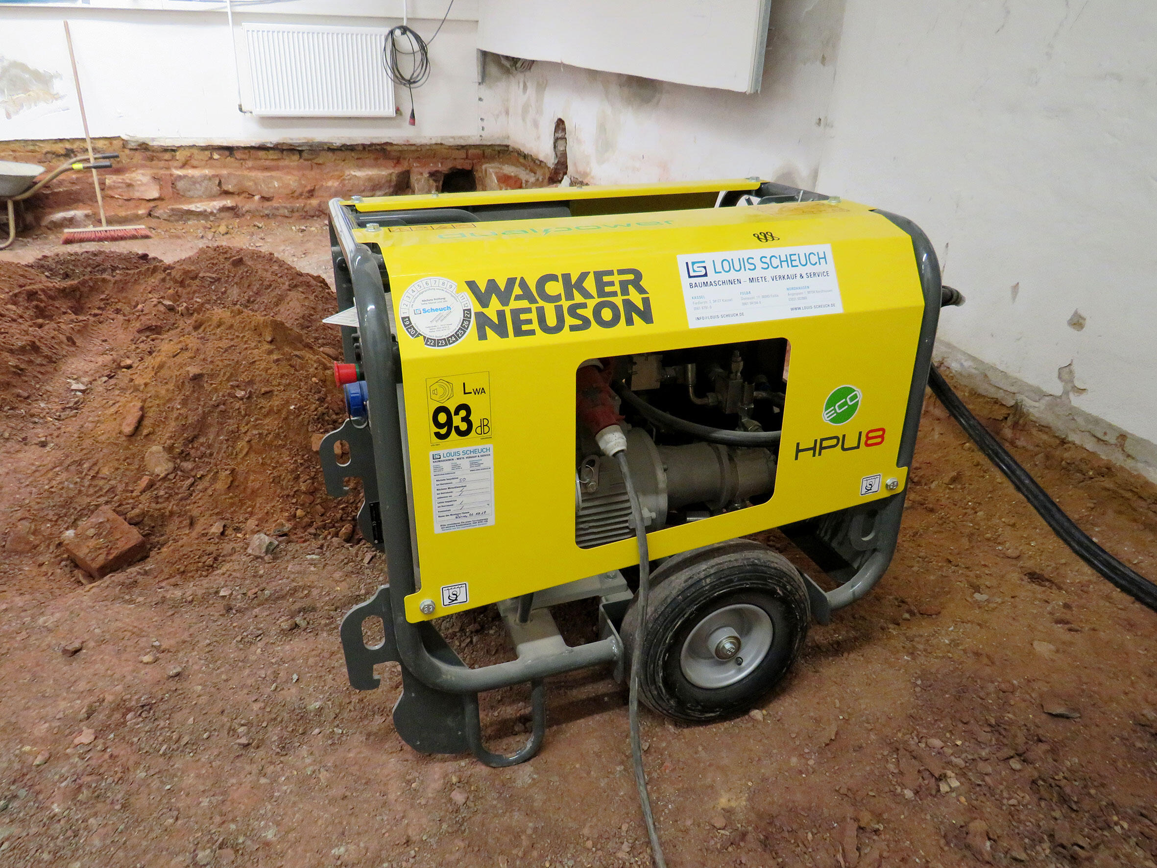 Minibagger Wacker Neuson 803 dual power mit elektro-hydraulischem Aggregat HPU8 im Einsatz bei RBW-Bau aus Schwallungen