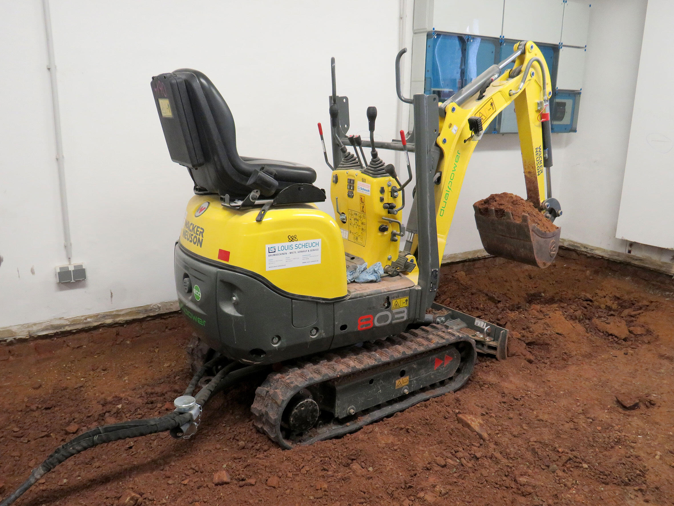 Minibagger Wacker Neuson 803 dual power mit elektro-hydraulischem Aggregat HPU8 im Einsatz bei RBW-Bau aus Schwallungen