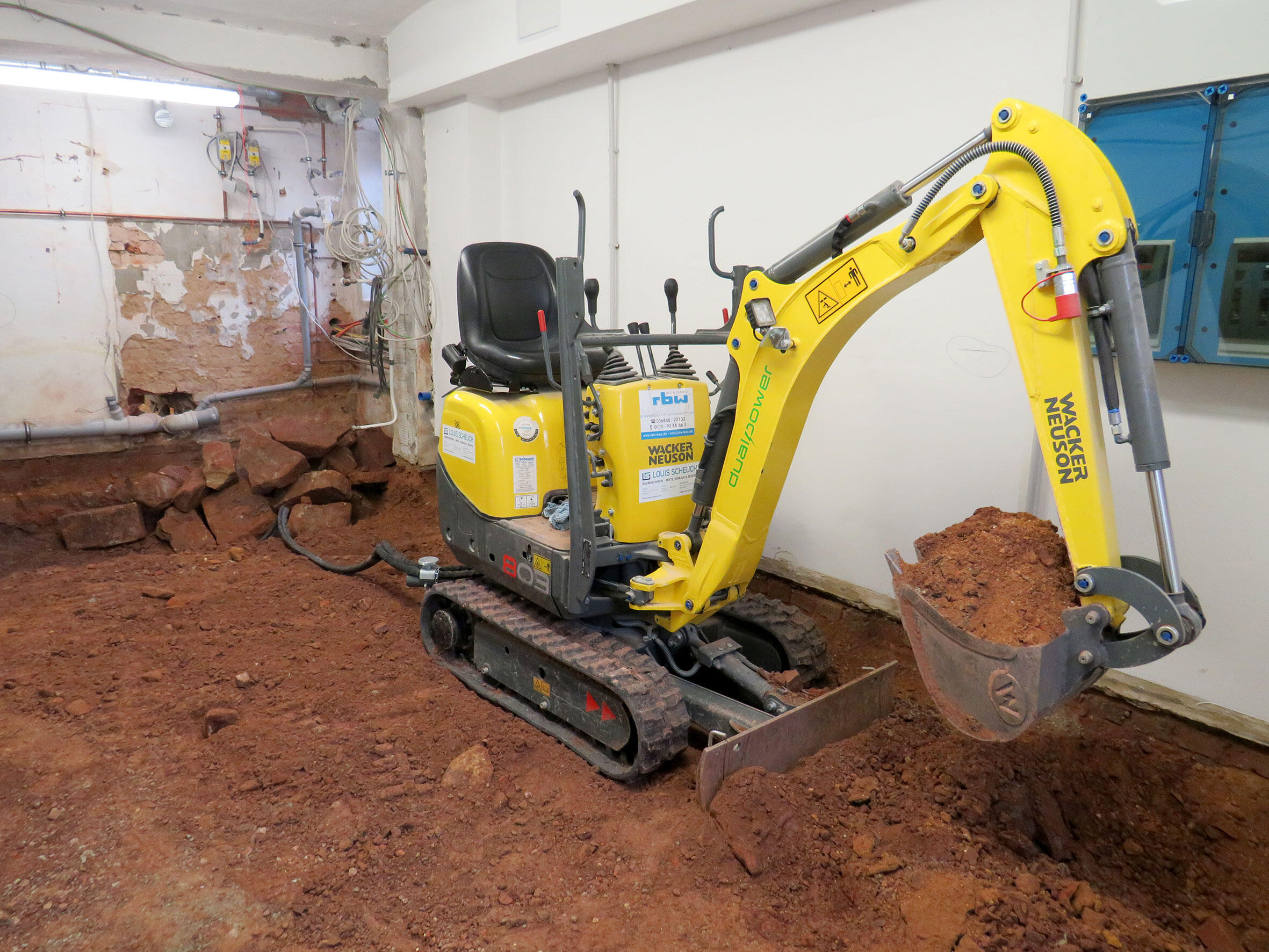 Minibagger Wacker Neuson 803 dual power mit elektro-hydraulischem Aggregat HPU8 im Einsatz bei RBW-Bau aus Schwallungen