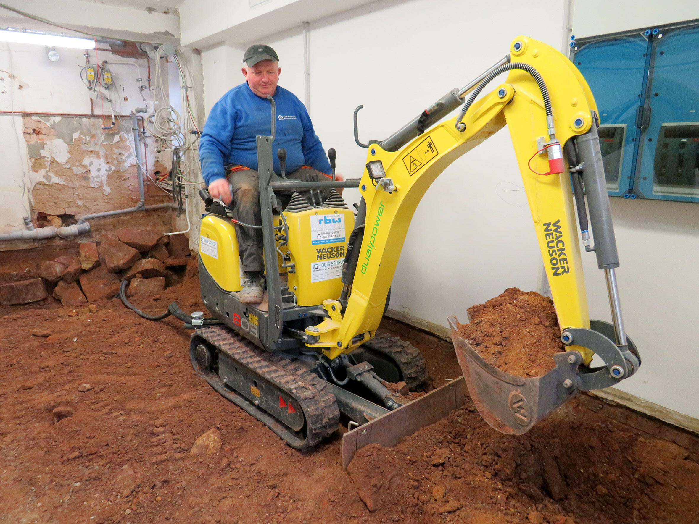 Minibagger Wacker Neuson 803 dual power mit elektro-hydraulischem Aggregat HPU8 im Einsatz bei RBW-Bau aus Schwallungen