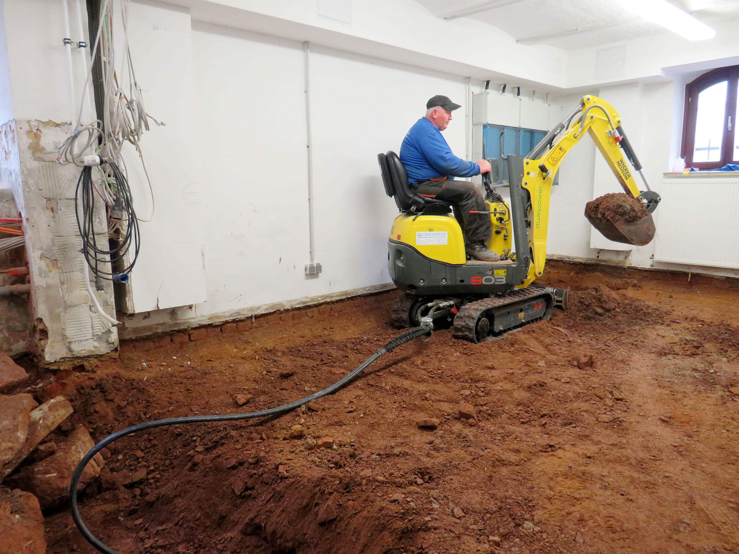 Minibagger Wacker Neuson 803 dual power mit elektro-hydraulischem Aggregat HPU8 im Einsatz bei RBW-Bau aus Schwallungen