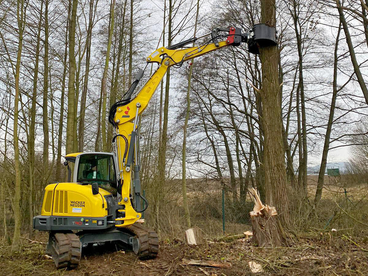 Kettenbagger Wacker Neuson ET90 mit Sortiergreifer DMS SG9050 im Einsatz bei Forst und Gartenbau Kuropka