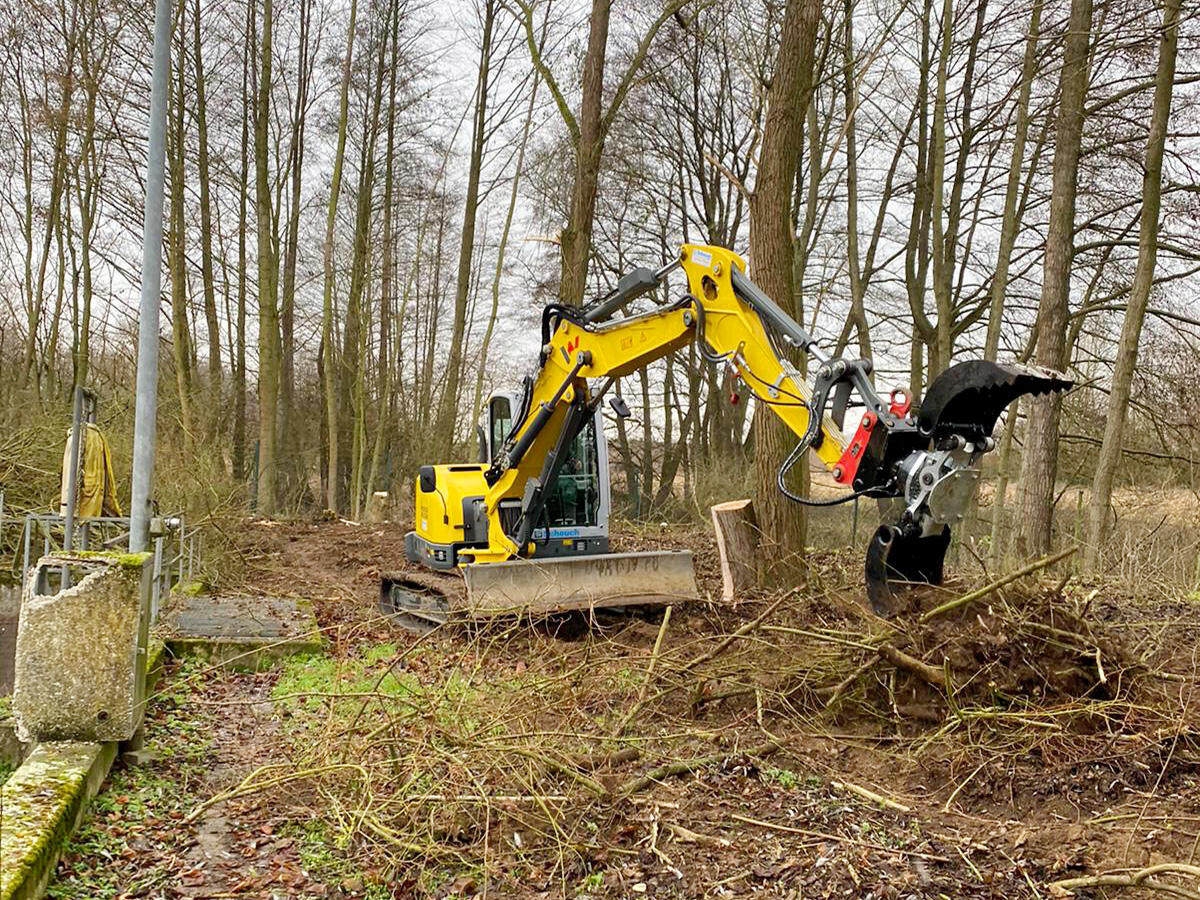 Kettenbagger Wacker Neuson ET90 mit Sortiergreifer DMS SG9050 im Einsatz bei Forst und Gartenbau Kuropka