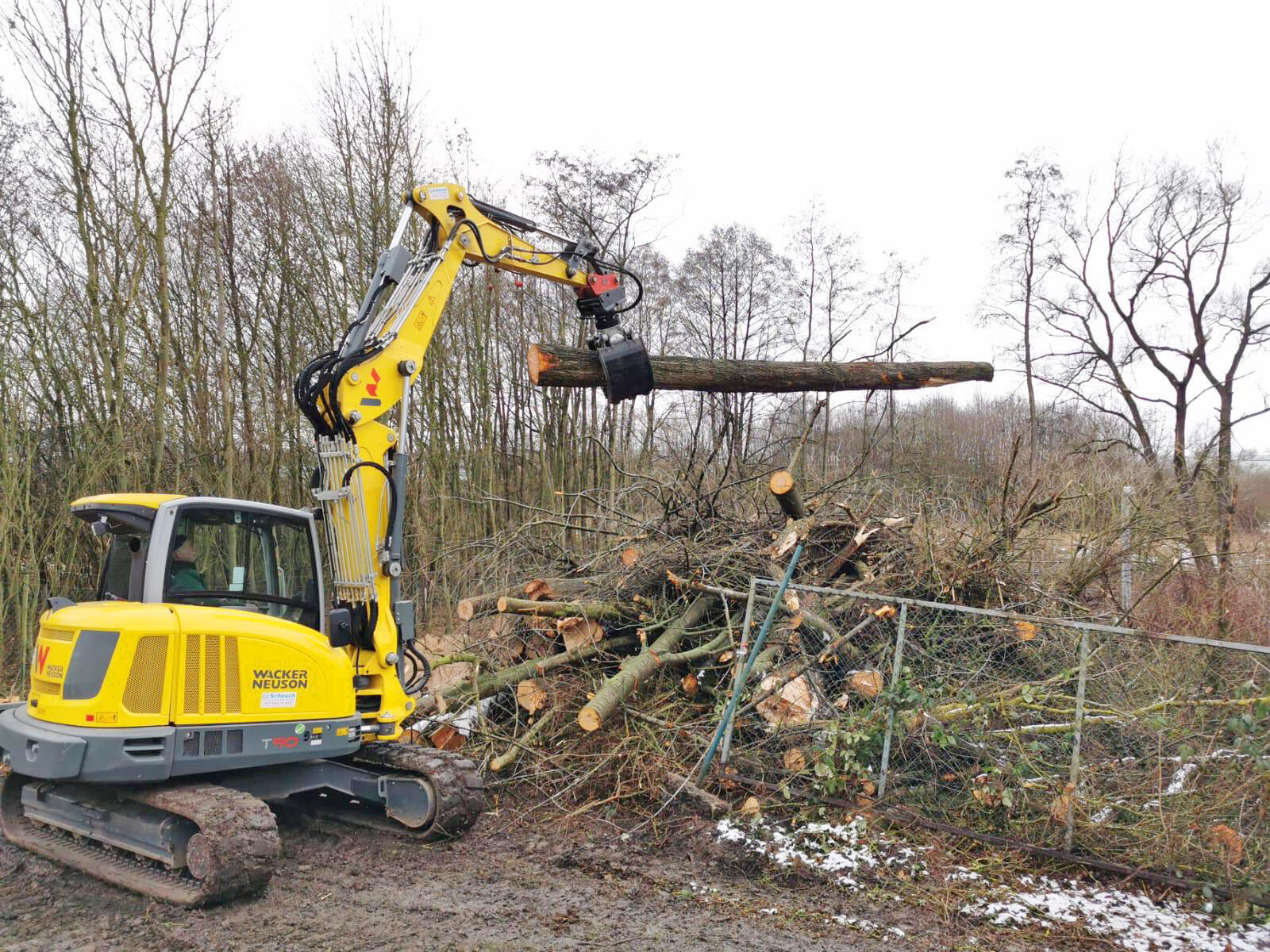 Kettenbagger Wacker Neuson ET90 mit Sortiergreifer DMS SG9050 im Einsatz bei Forst und Gartenbau Kuropka
