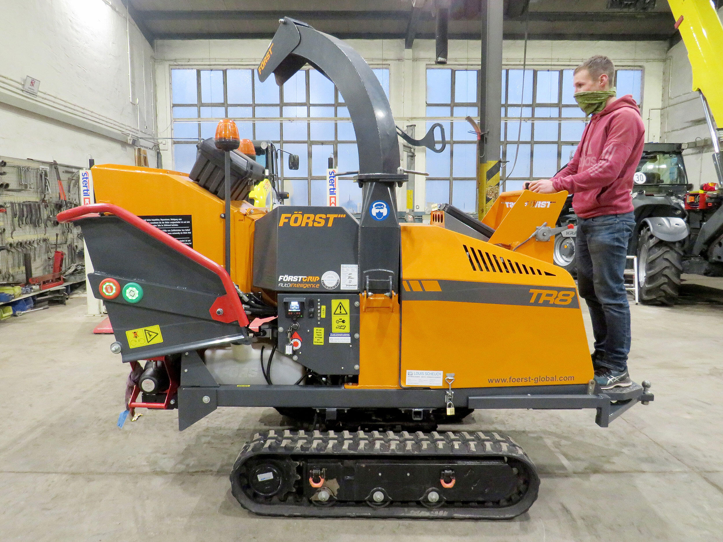 Übergabe eines Först TR8 Raupenhäckslers an Florian Schlosser aus Lenzkirch