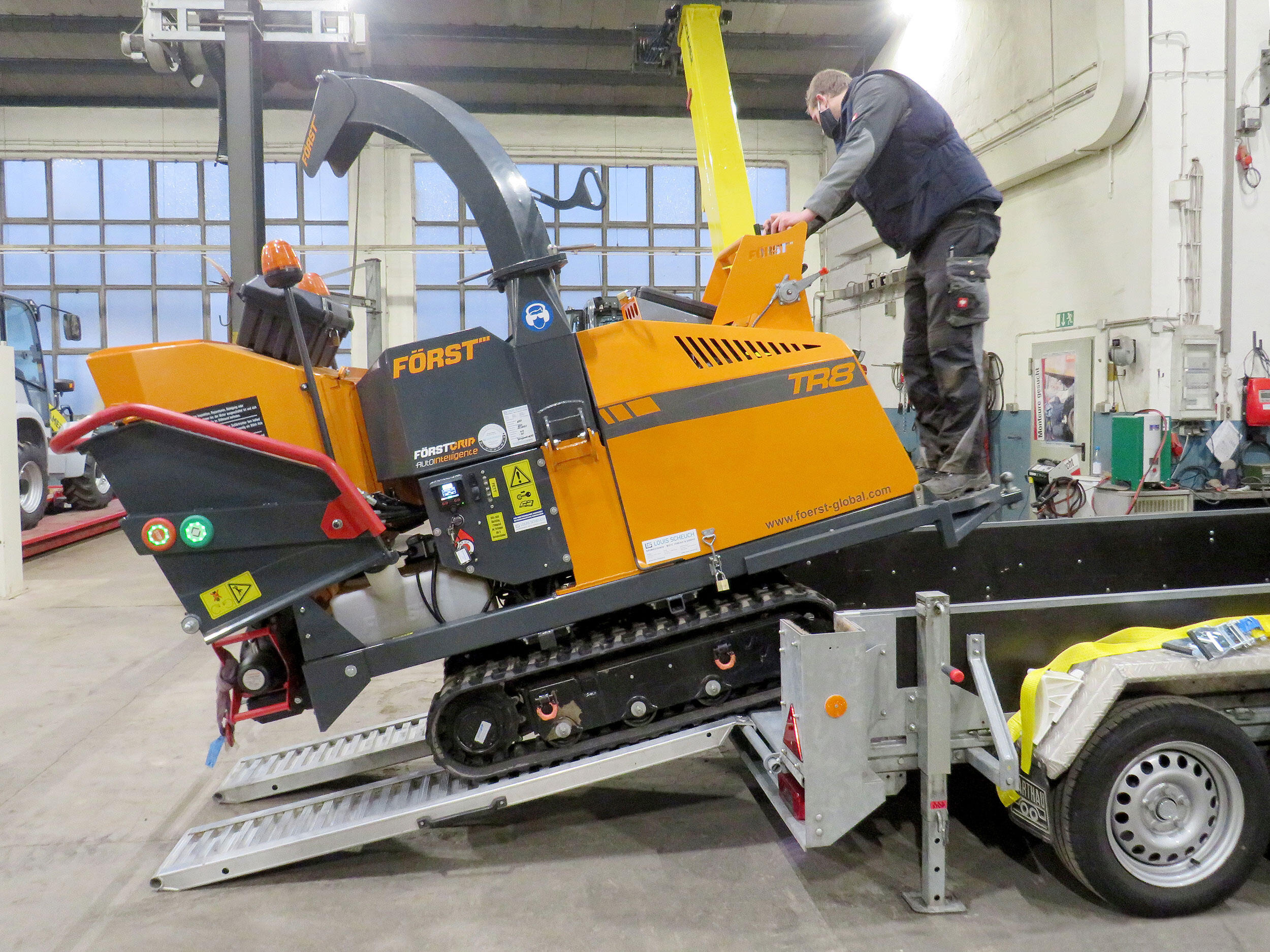 Übergabe eines Först TR8 Raupenhäckslers an Florian Schlosser aus Lenzkirch