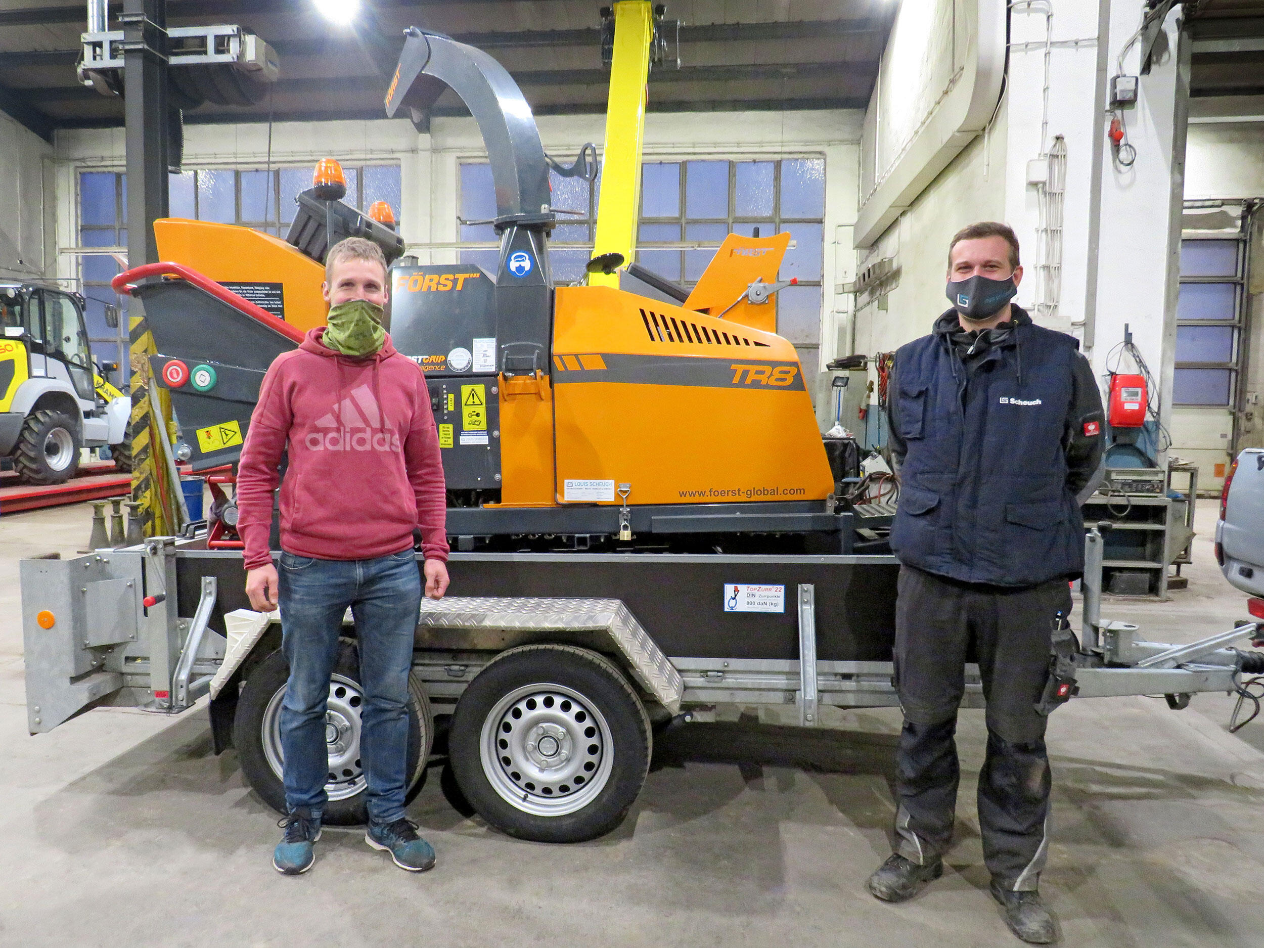 Übergabe eines Först TR8 Raupenhäckslers an Florian Schlosser aus Lenzkirch