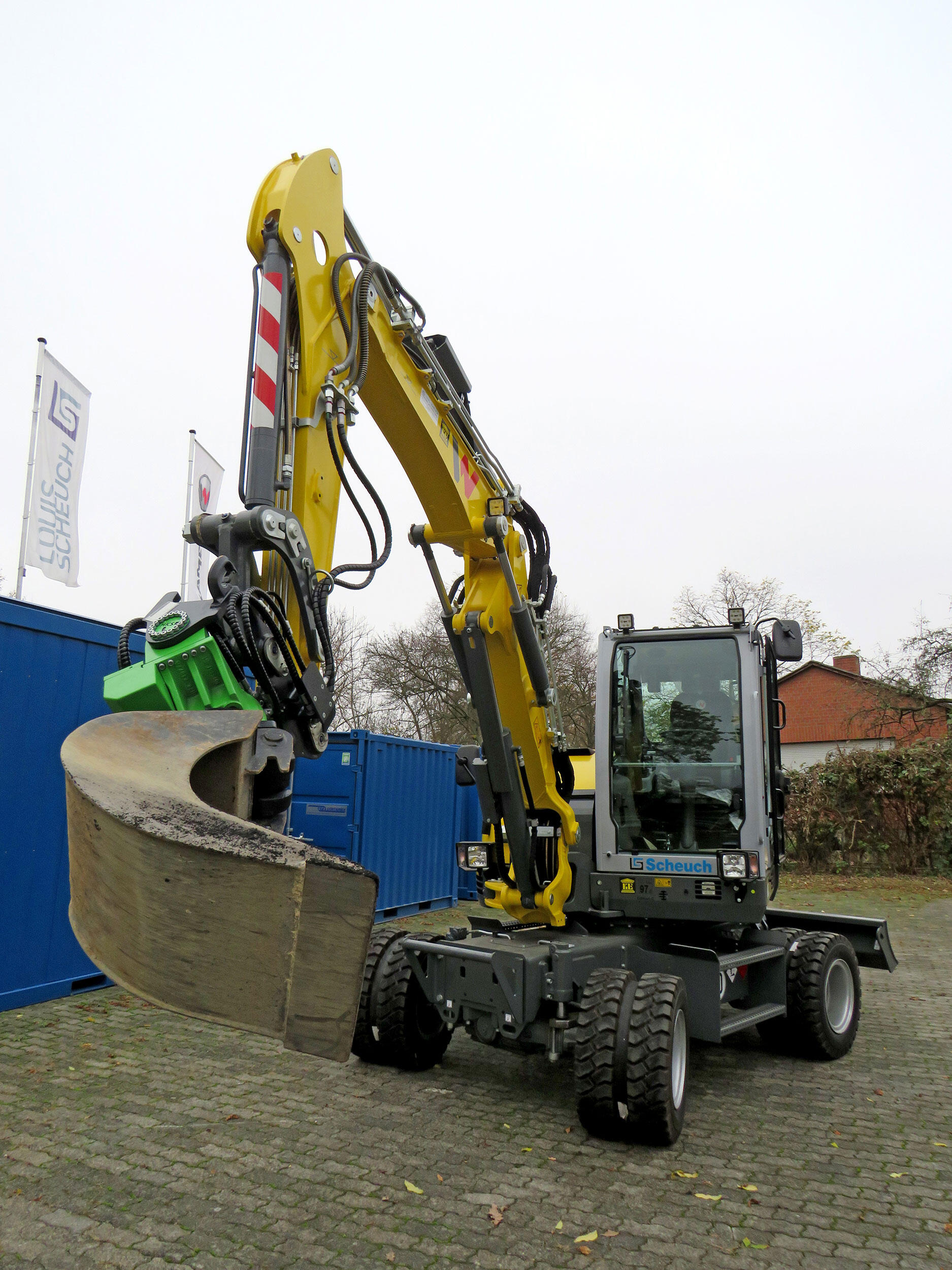 Übergabe eines Mobilbaggers Wacker Neuson EW65 an Konrad Emmeluth GmbH & Co. KG aus Kassel