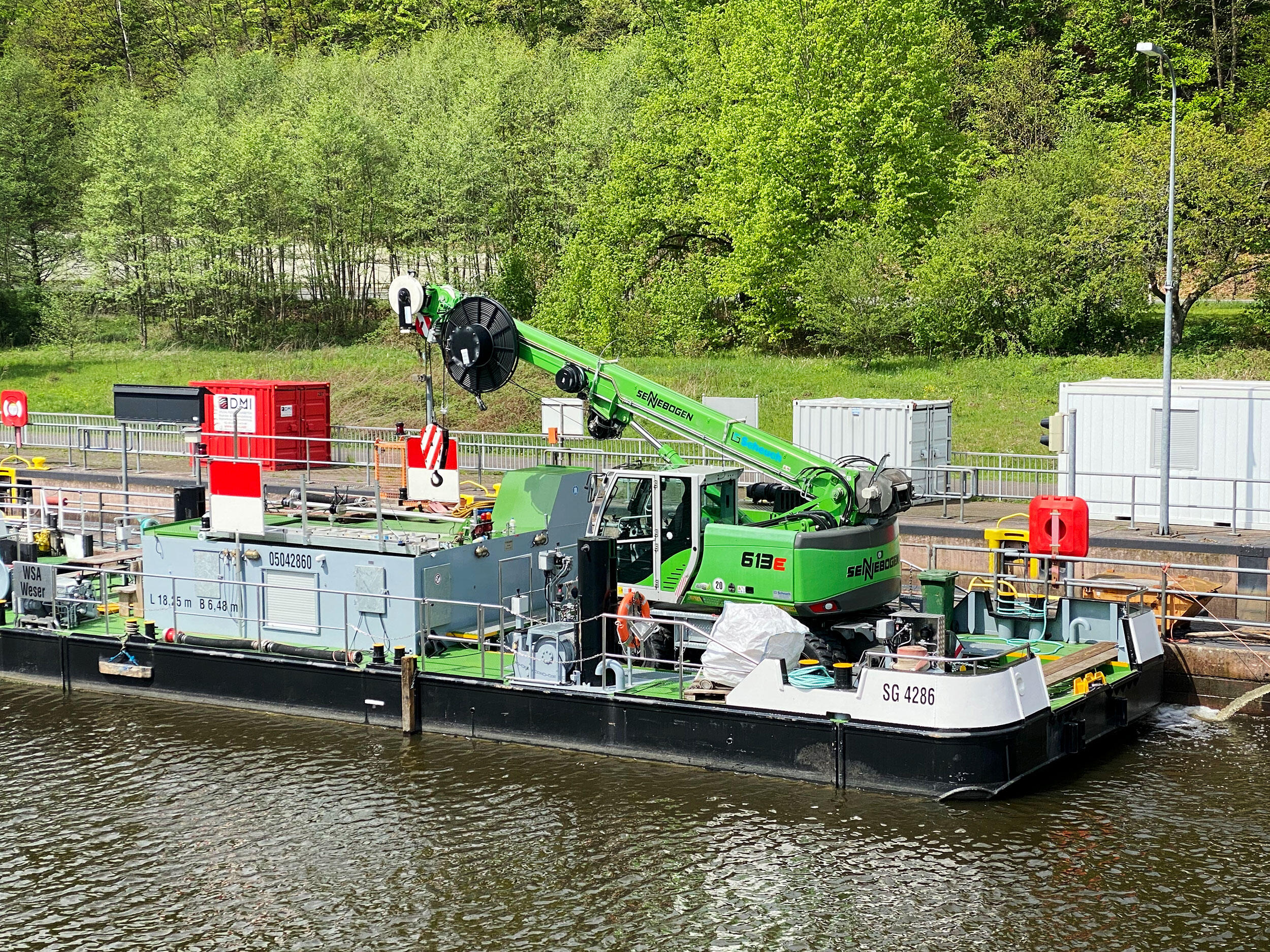 Sennebogen 613 M Raupentelekran im Einsatz auf der Fulda für das Wasser- und Schifffahrtsamt Weser