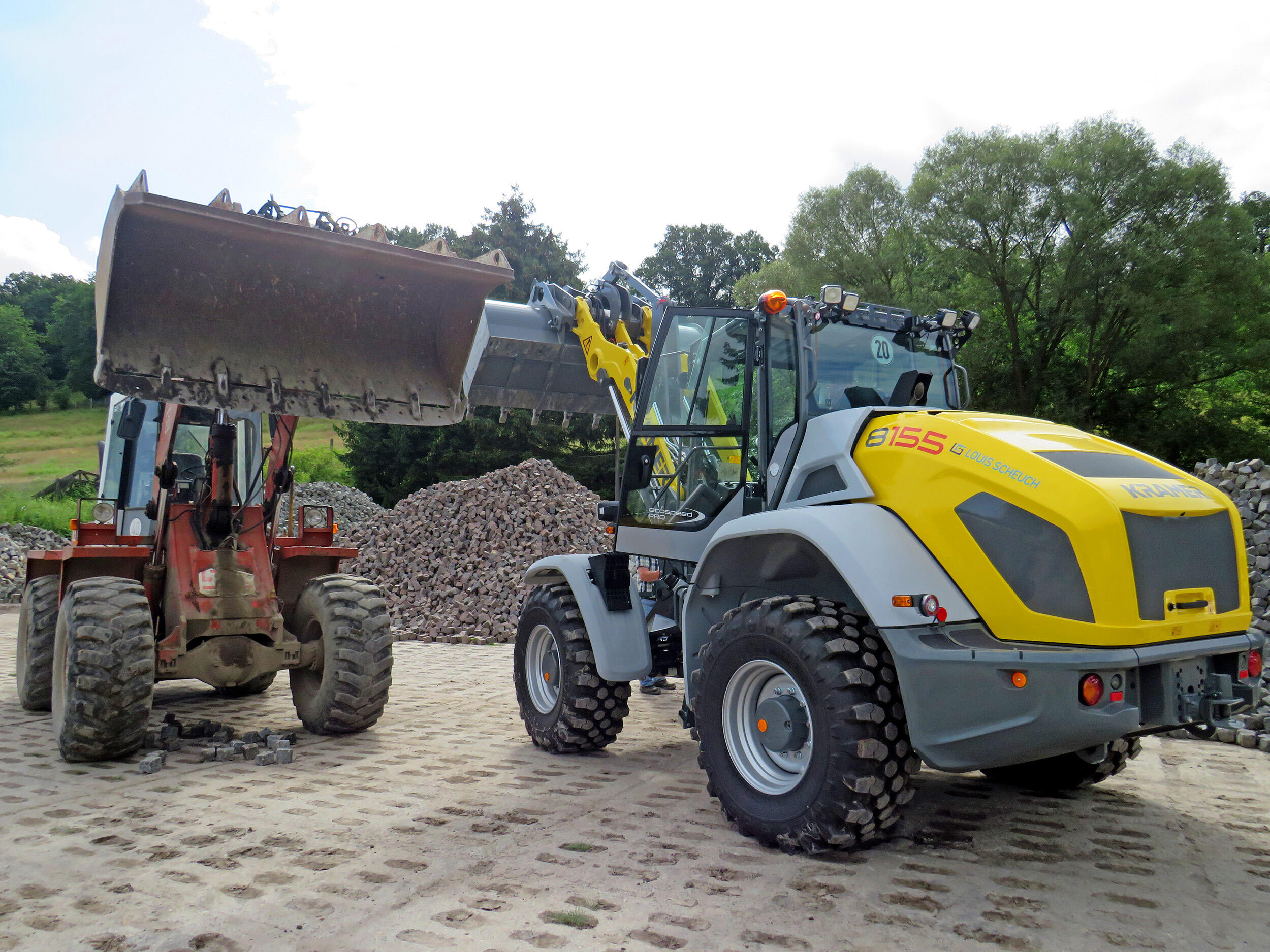Der alte Radlader und der neue Kramer 8155 im Größenvergleich
