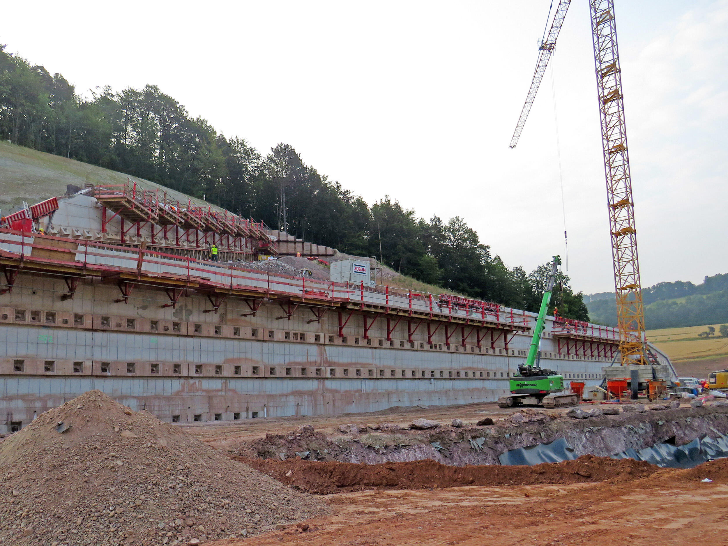 Sennebogen 613 Raupe im Einsatz bei Züblin beim Neubau der A44 bei Sontra