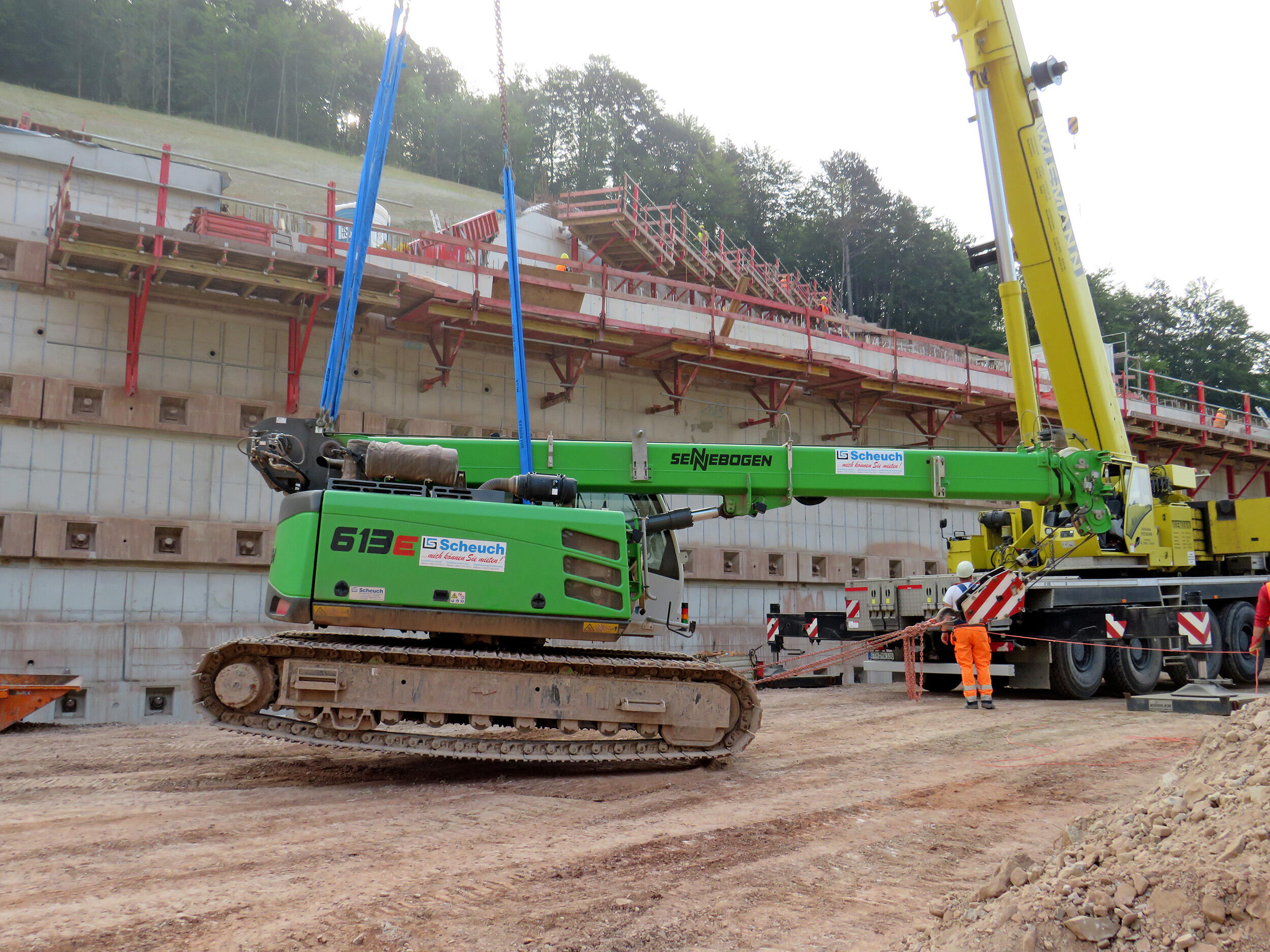 Sennebogen 613 Raupe im Einsatz bei Züblin beim Neubau der A44 bei Sontra