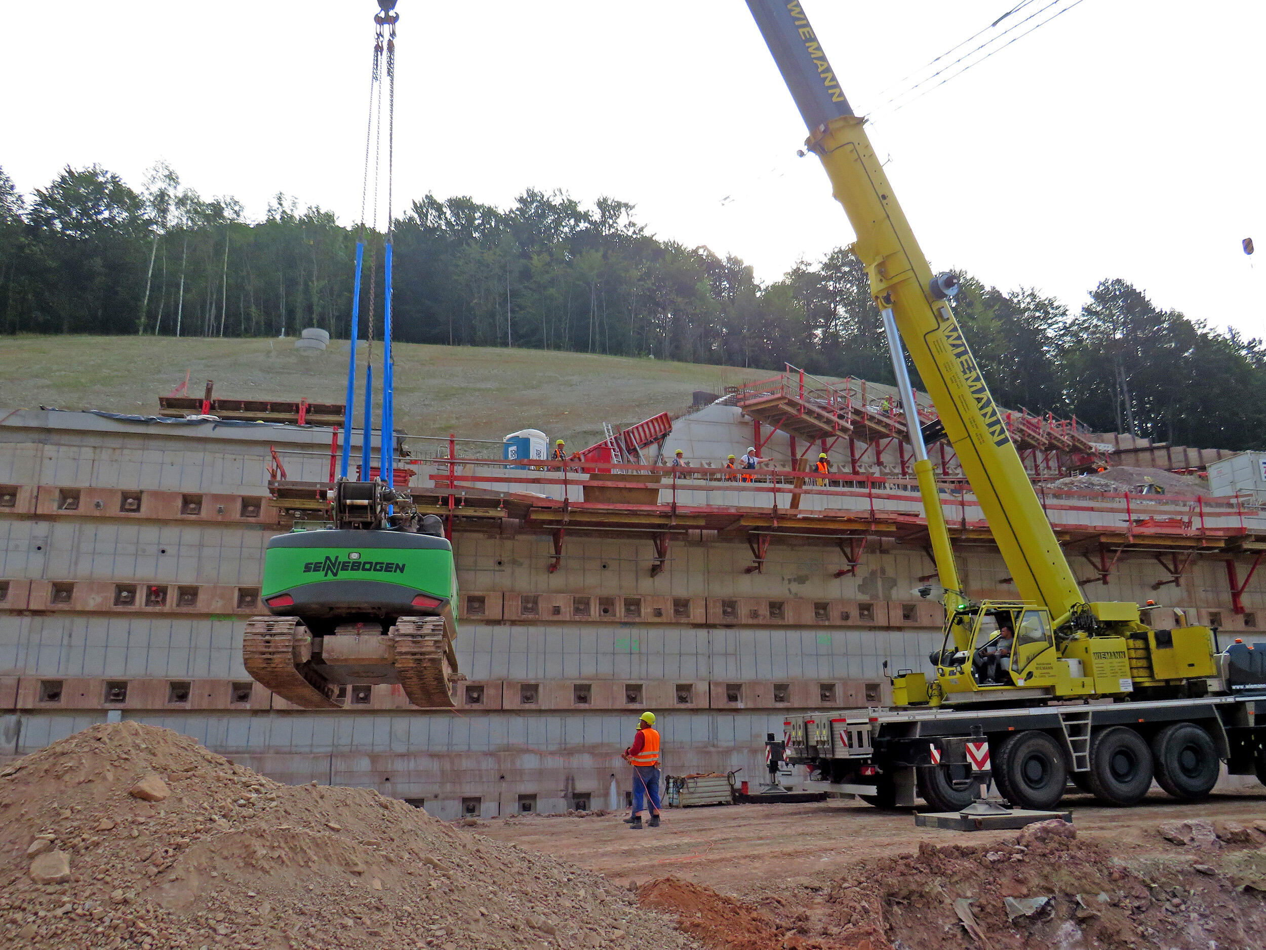 Sennebogen 613 Raupe im Einsatz bei Züblin beim Neubau der A44 bei Sontra