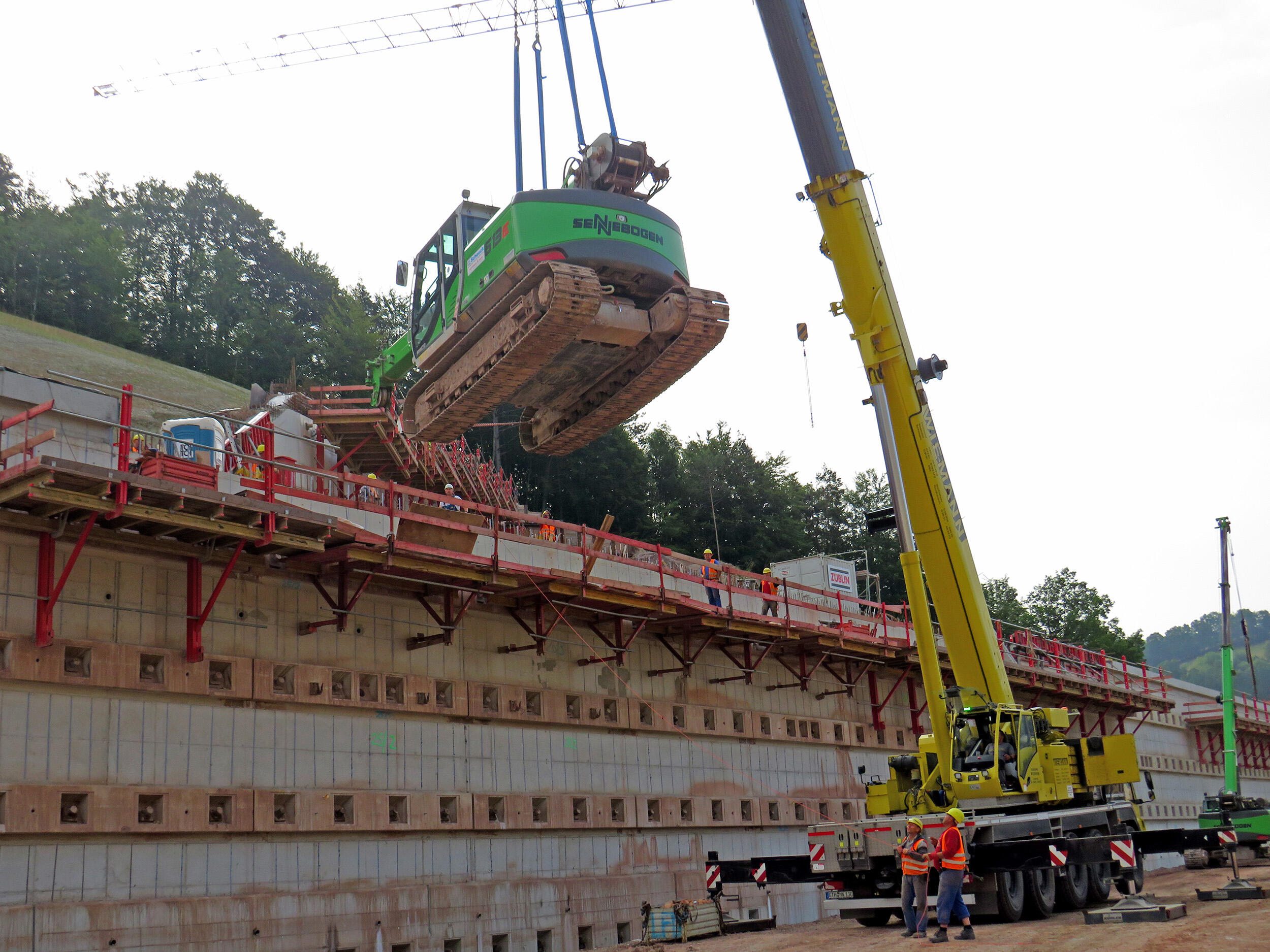 Sennebogen 613 Raupe im Einsatz bei Züblin beim Neubau der A44 bei Sontra